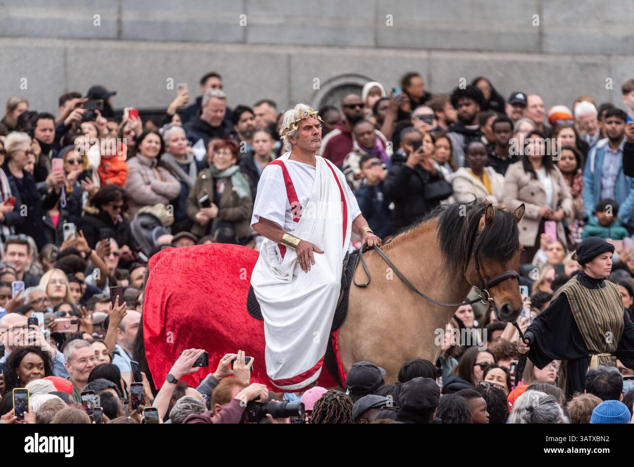 Ponce Pilate, joué par Edward Hutley, monte à cheval à travers le public pendant la pièce en plein air passion of Jesus à Trafalgar Square Banque D'Images