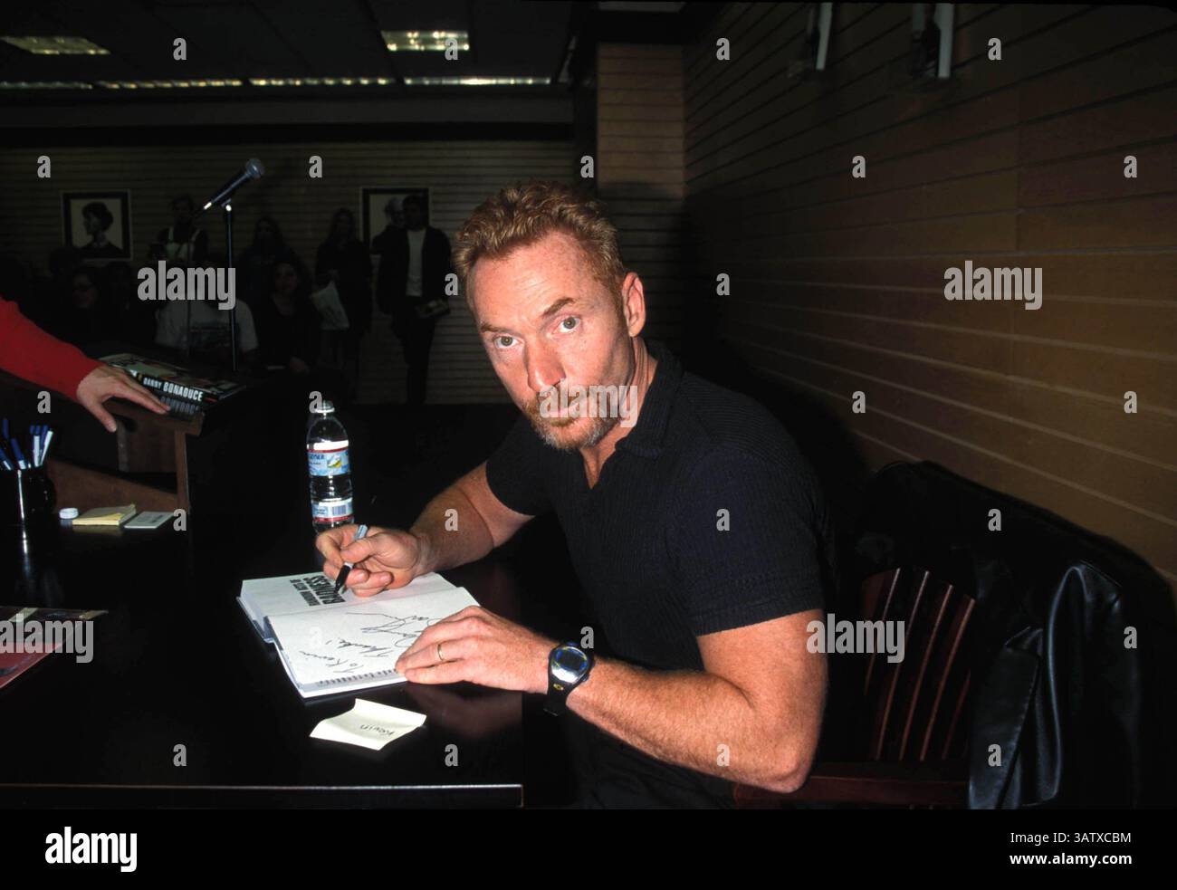 16 AOÛT 2007 - K23379MR.DANNY BONADUCE ACTES ALÉATOIRES DE LA SIGNATURE DE LIVRE DE GENTILLESSE À BARNES ET NOBLE LOS ANGELES 11-13-2001.DANNY BONADUCE. MILAN Ryba- PHOTOS(crédit image : © Globe photos/ZUMAPRESS.com) Banque D'Images