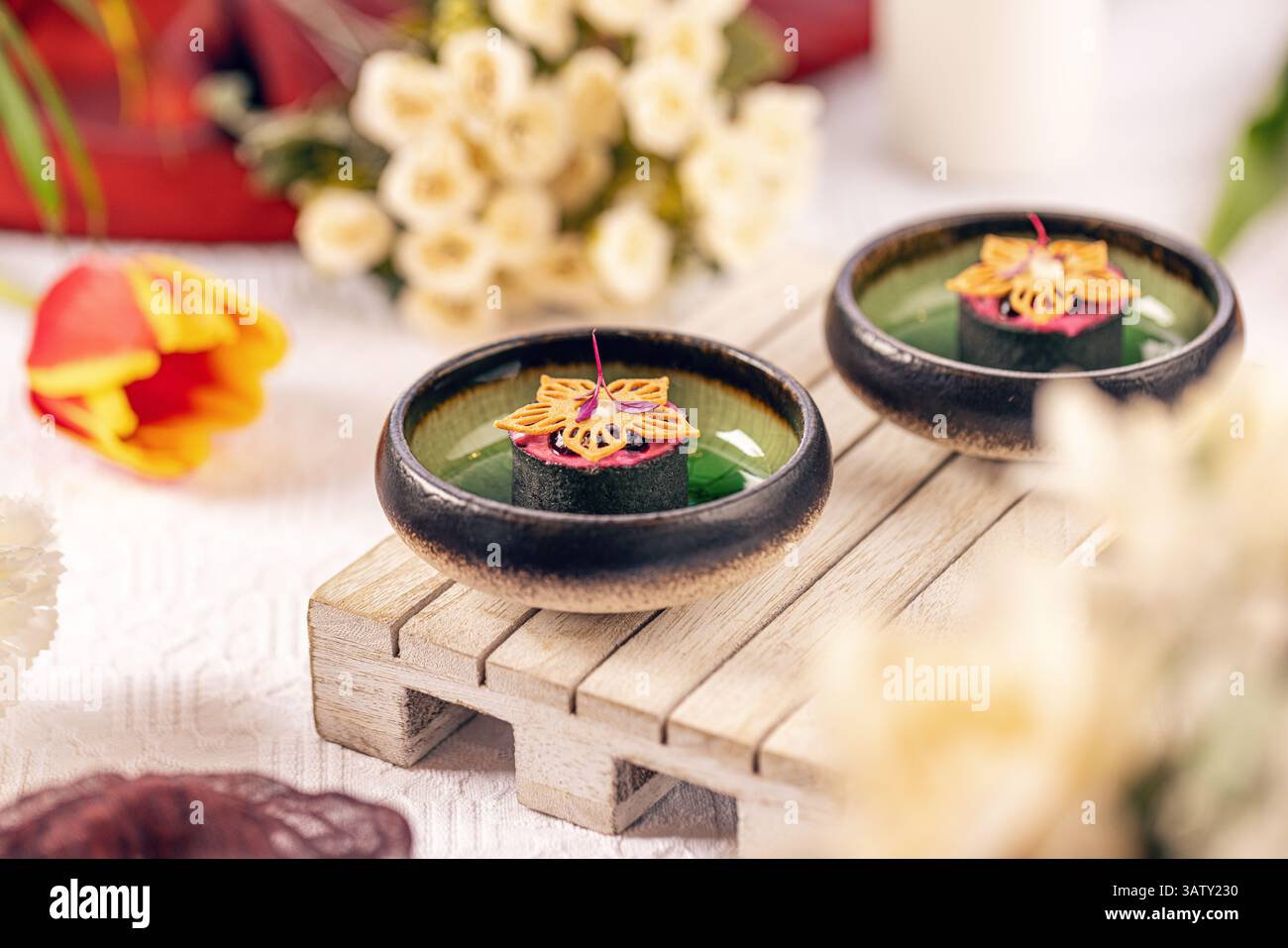 Délicieux petits gâteaux garnis de caramel servis sur palette miniature lors d'un dîner romantique Banque D'Images