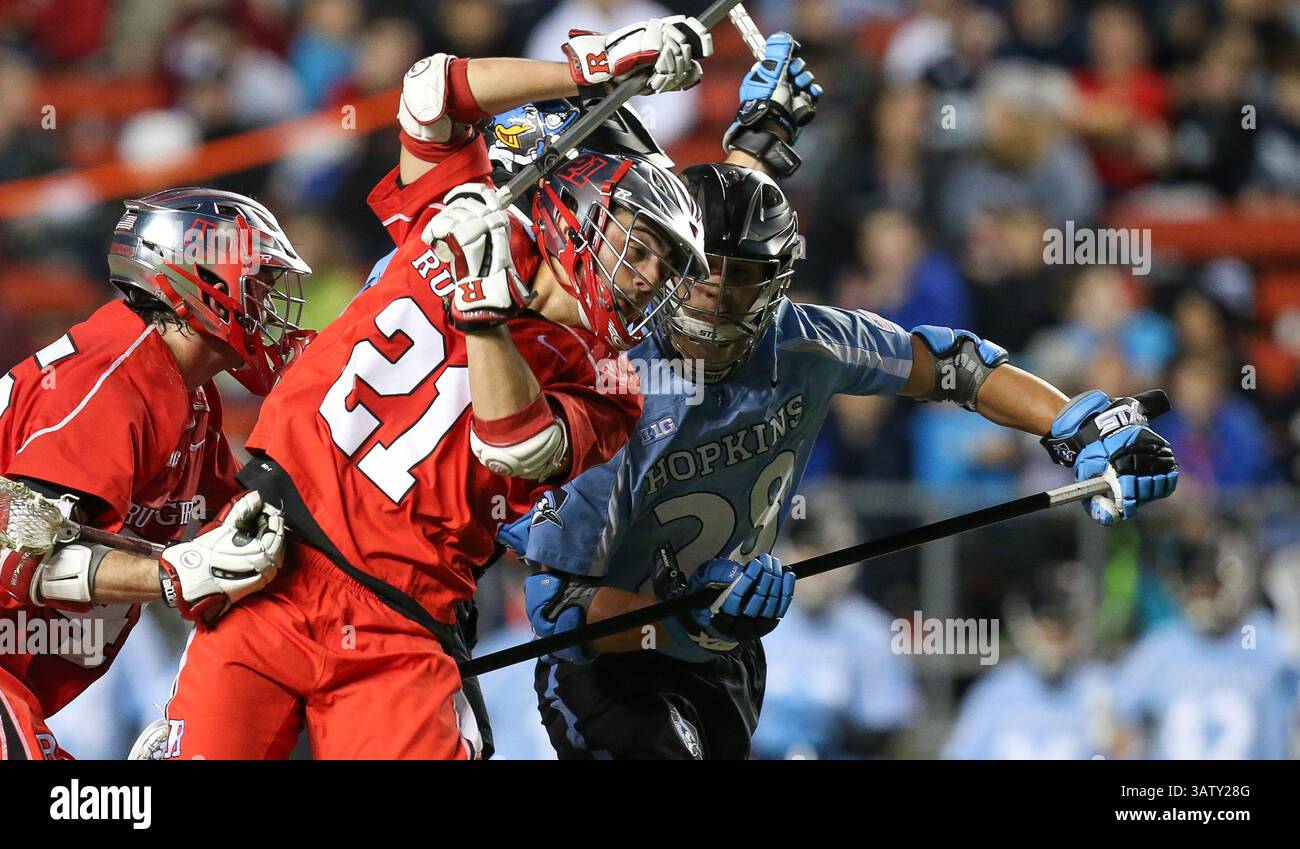 2 avril 2016 : Christian Mazzone (21 ans) et Robert Kuhn (28 ans) s'emmêlent lors d'un match de crosse de la NCAA entre les Blue Jays de Johns Hopkins et les Scarlet Knights de Rutgers au High point solutions Stadium de Piscataway, NJ Rutgers a battu Johns Hopkins 16-9. Mike Langish/Cal Sport Media. (Crédit image : © Mike Langish/CSM via ZUMA Wire) Banque D'Images