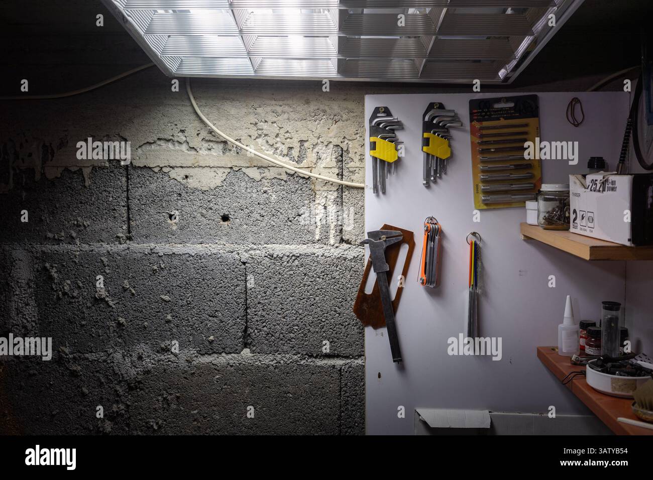 Détails d'un atelier d'artisanat, un mur avec des outils de suspension. Banque D'Images