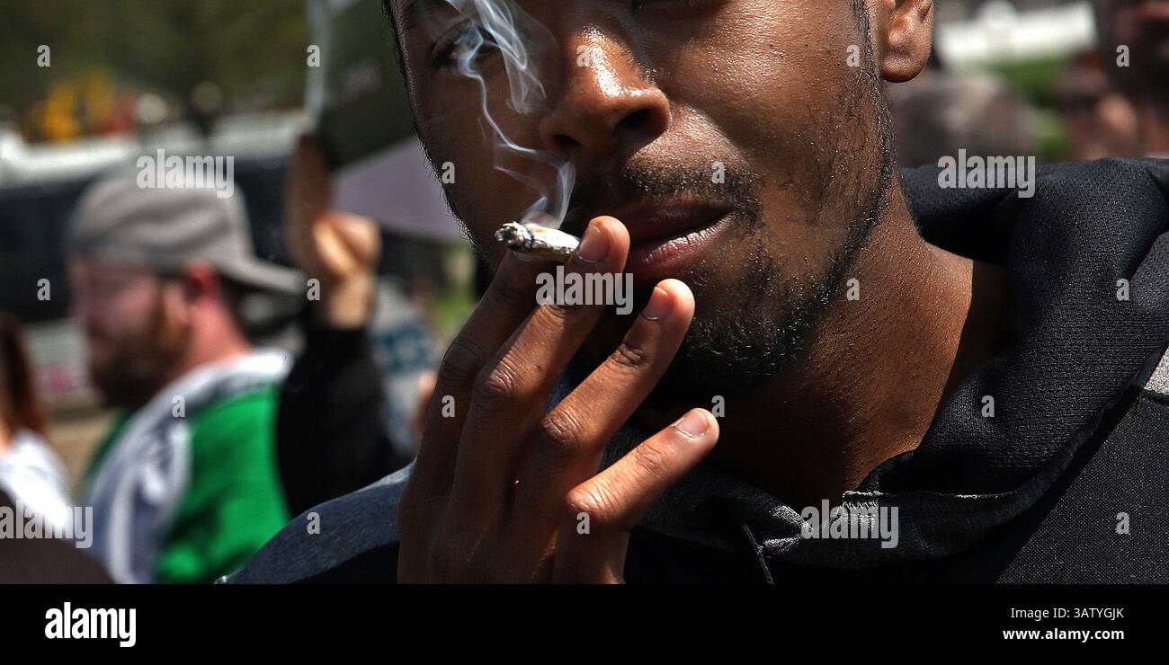 April 20, 2016 - créé Paul, MN, USA - Un homme qui s'est identifié comme KP a dit qu'il fume de la marijuana parce que ''je l'aime spirituellement - cela aide à vous détendre.'' Il a été l'un des nombreux participants à un rassemblement appelé Minnesota Stand Together Against cannabis Prohibition qui a eu lieu près du Capitole le 20 avril 2016 à Paul, Minn. (crédit image : © Jim Gehrz/TNS via ZUMA Wire) Banque D'Images