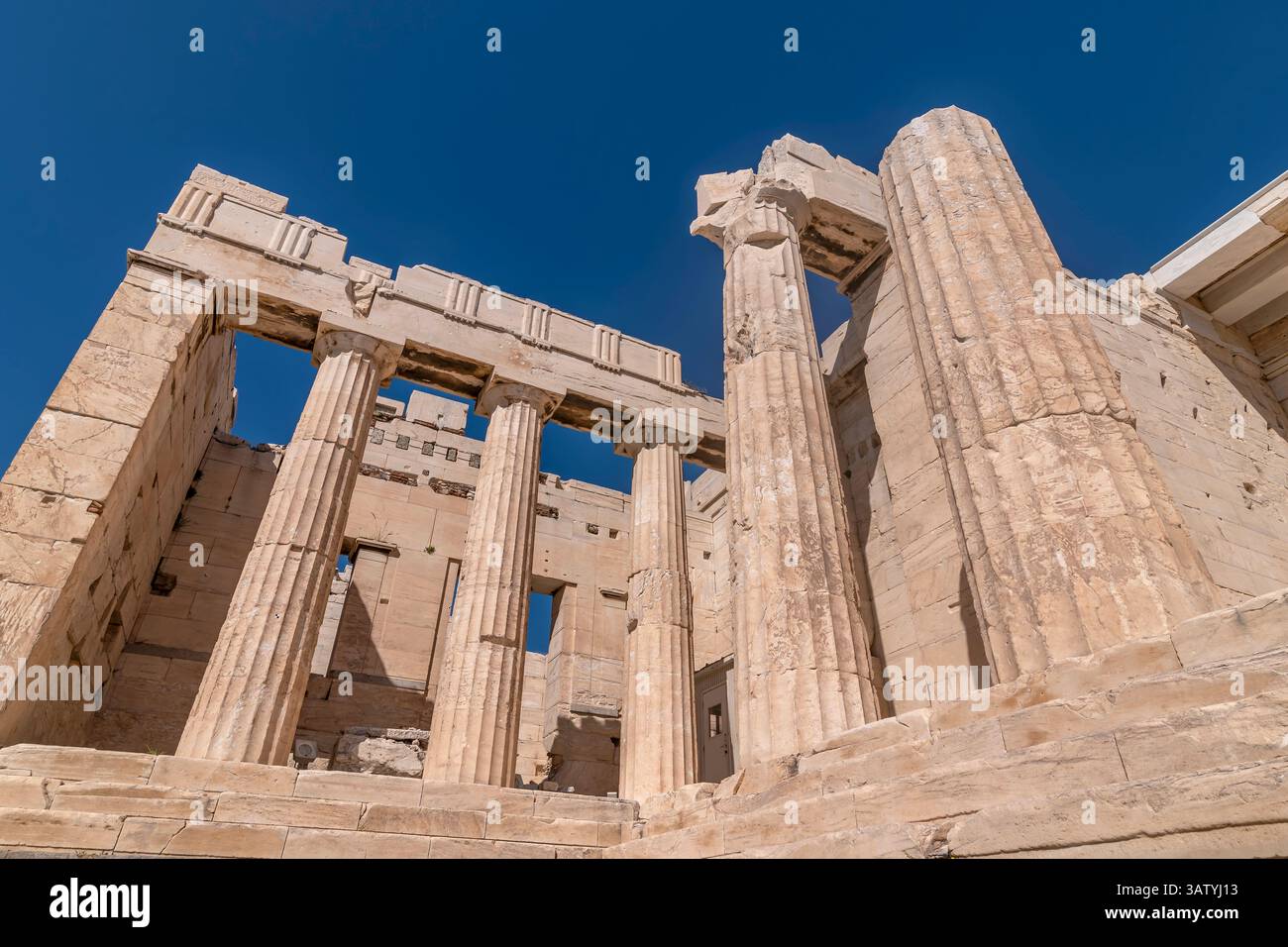 Vue rapprochée des Propylaea à Athènes, Grèce Banque D'Images