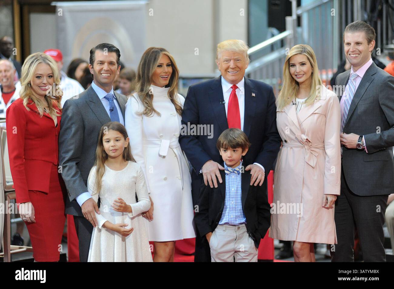 21 avril 2016 - New York, NY, États-Unis - 21 avril 2016 New York City..Tiffany Trump, Donald Trump Jr, Kai Trump, Melania Trump, candidat républicain à la présidence de 2016 Donald Trump, Tristan Trump, Ivanka Trump et Eric Trump posent sur scène lors de l'Today Trump Town Hall de NBC au Rockefeller Plaza le 21 avril 2016 à New York City. (Crédit image : © Kristin Callahan/Ace Pictures via ZUMA Press) Banque D'Images