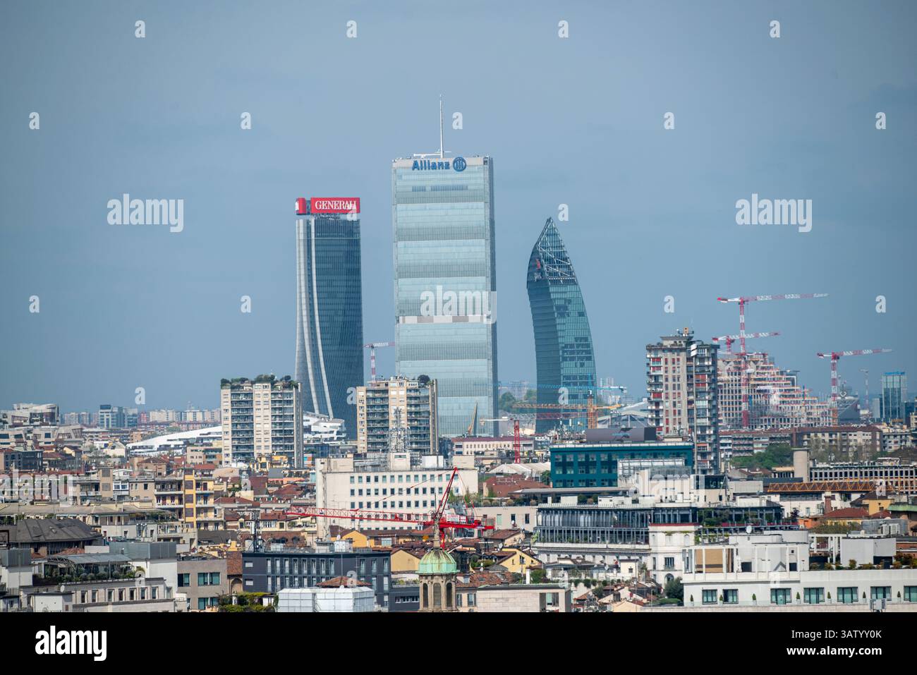 Vue sur les gratte-ciel de Milan, les toits et les gratte-ciel de la ville. En arrière-plan CityLife avec les trois gratte-ciel de la tour Banque D'Images