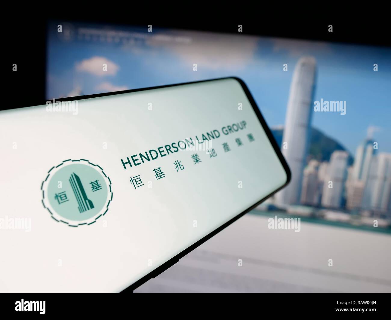 Dans cette illustration photo, un smartphone avec le logo de la société Henderson Land Development Co. Ltd est vu sur l'écran en face du site Web. Banque D'Images Dans cette illustration photo, un smartphone avec le logo de la société Henderson Land Development Co. Ltd est vu sur l'écran en face du site Web. Banque D'Images