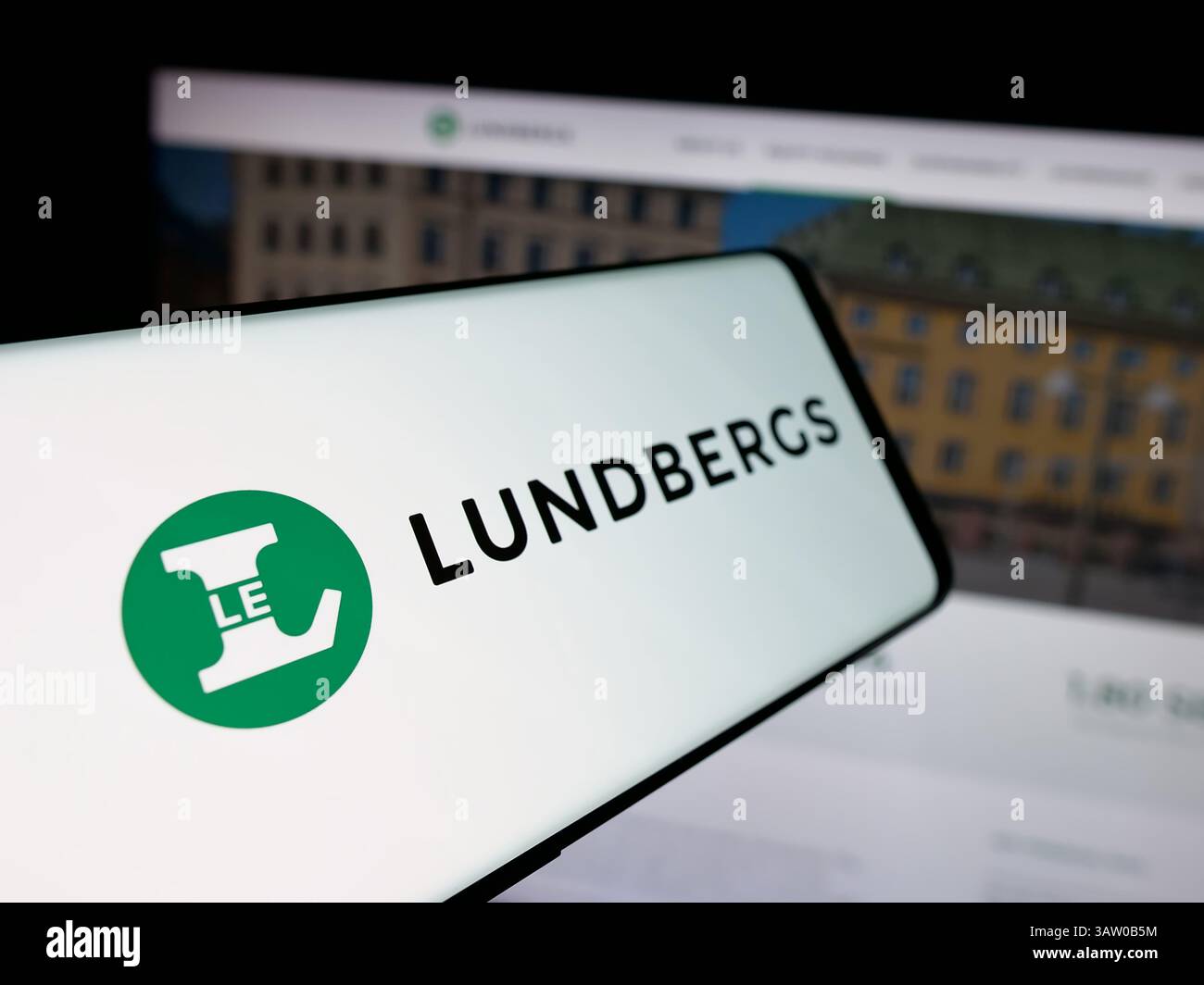 14 mars 2025, Allemagne : dans cette illustration photo, un smartphone avec le logo de la société l E LundbergfÃ¶retagen AB (Lundbergs) est vu sur l'écran devant le site. (Crédit image : © timon Schneider/SOPA images via ZUMA Press Wire) USAGE ÉDITORIAL SEULEMENT ! Non destiné à UN USAGE commercial ! Banque D'Images