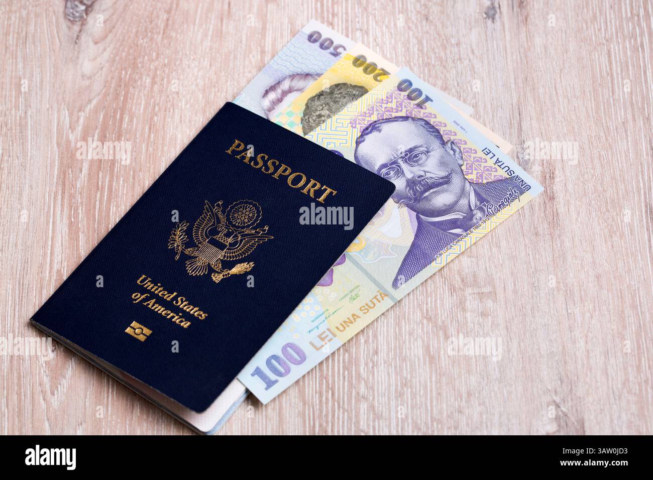 Passeport américain avec de l'argent roumain - Leu Banque D'Images