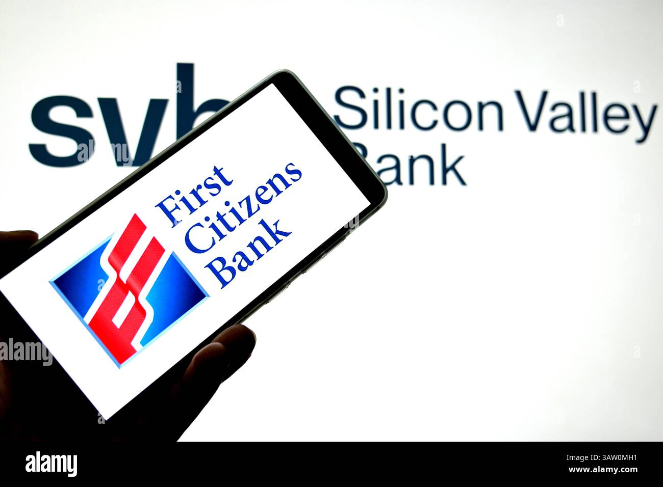 Inde. 16 avril 2025. Dans cette illustration photo, un logo First Citizens Bank est affiché sur un smartphone avec un logo de la Silicon Valley Bank en arrière-plan. Crédit : SOPA images Limited/Alamy Live News Banque D'Images