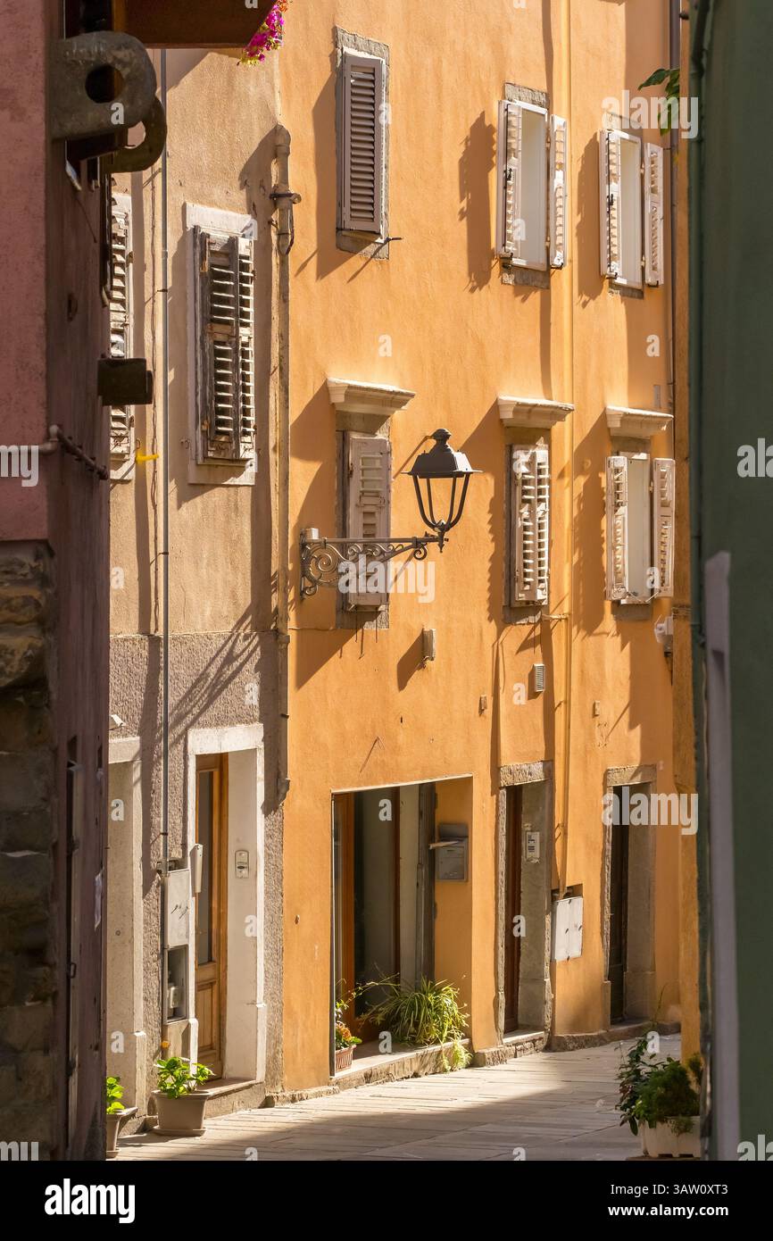 Rues étroites pittoresques de la vieille ville de Muggia, Trieste, Italie Banque D'Images