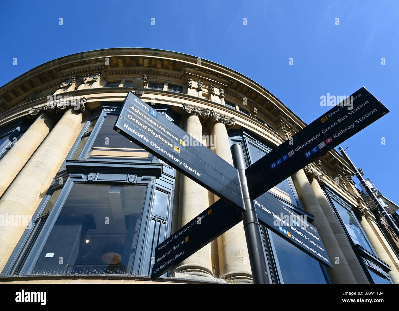 Panneaux touristiques sur la rue centrale d'Oxford au Royaume-Uni par une journée ensoleillée. Banque D'Images