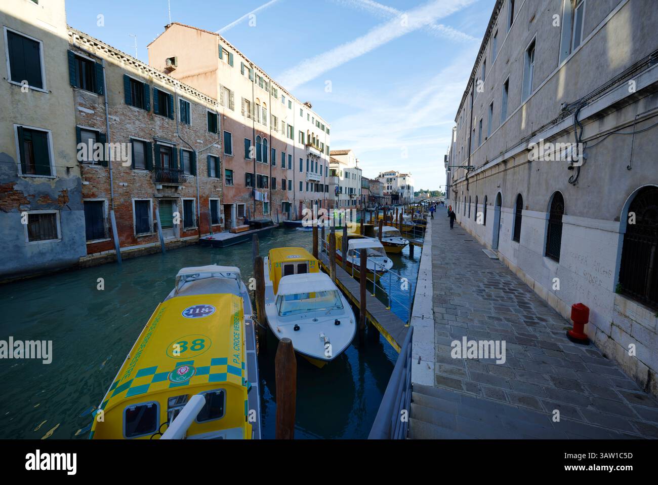 Ambulance aquatique - bateaux à moteur ambulance dans le canal Rio dei Mendicanti par Fondamenta dei Mendicanti et l'hôpital St Jean et Paul à Castello, Venise Banque D'Images