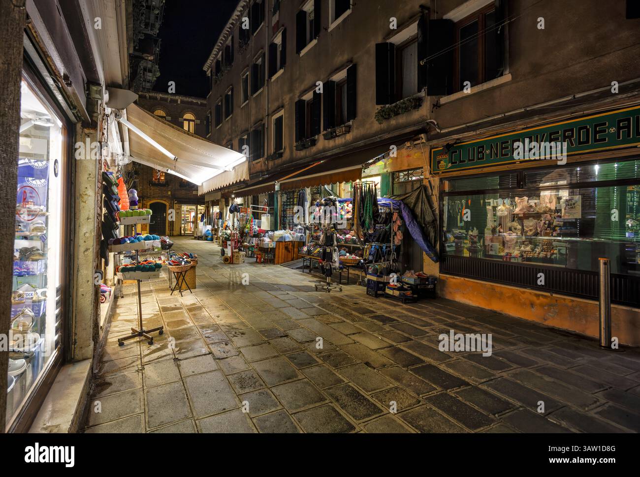 Magasins locaux la nuit à Salizada San Francesco, un quartier résidentiel à Castello, Venise Banque D'Images