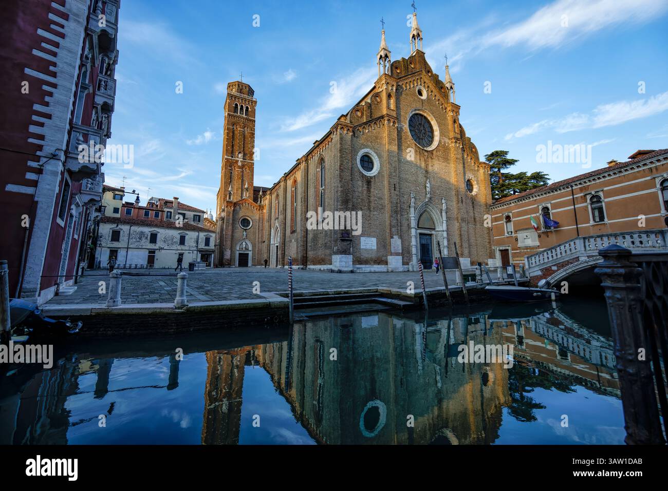 Basilica di Santa Maria Gloriosa del Frari église de style gothique à Campo dei Frari vue à travers le canal Rio del Frari à San Polo, Venise Banque D'Images
