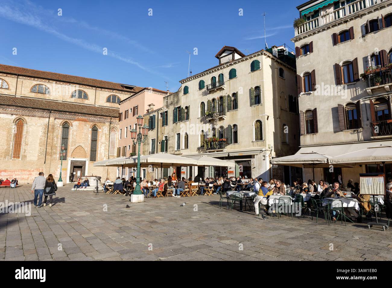 Les gens dans les cafés et restaurants à Campo San Stefano, San Marco, Venise Banque D'Images