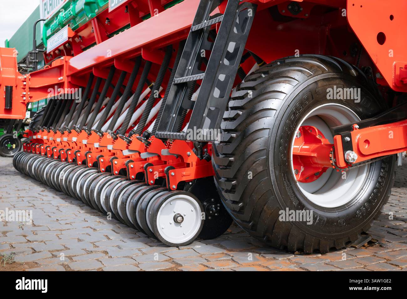 Planteur agricole, avec un accent sur les doubles disques de plantation et le grand pneu latéral en exposition à la foire agricole Expo Londrina 2025 Banque D'Images
