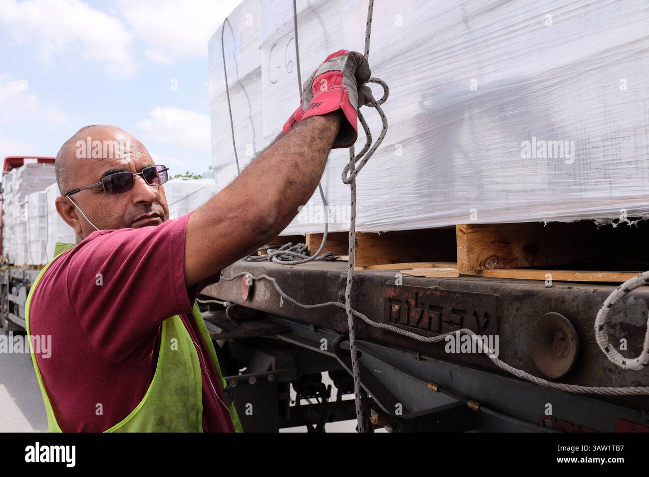 18 mai 2016 - Israël - des camions israéliens livrent des marchandises au poste frontière de Kerem Shalom, déchargeant leur cargaison dans une zone de dépôt pour les camions palestiniens à charger et livrer à Gaza. Quelque 850 camions sont entretenus quotidiennement sur la base strictement des règles commerciales de l'offre et de la demande, sans quota prévu ni limite logistique, à l'exception des marchandises faisant l'objet de restrictions. (Crédit image : © Nir Alon via ZUMA Wire) Banque D'Images