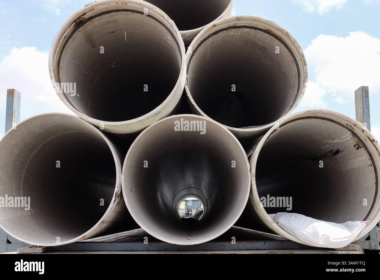 18 mai 2016 - Israël - des camions israéliens livrent des marchandises au poste frontière de Kerem Shalom, déchargeant leur cargaison dans une zone de dépôt pour les camions palestiniens à charger et livrer à Gaza. Quelque 850 camions sont entretenus quotidiennement sur la base strictement des règles commerciales de l'offre et de la demande, sans quota prévu ni limite logistique, à l'exception des marchandises faisant l'objet de restrictions. (Crédit image : © Nir Alon via ZUMA Wire) Banque D'Images