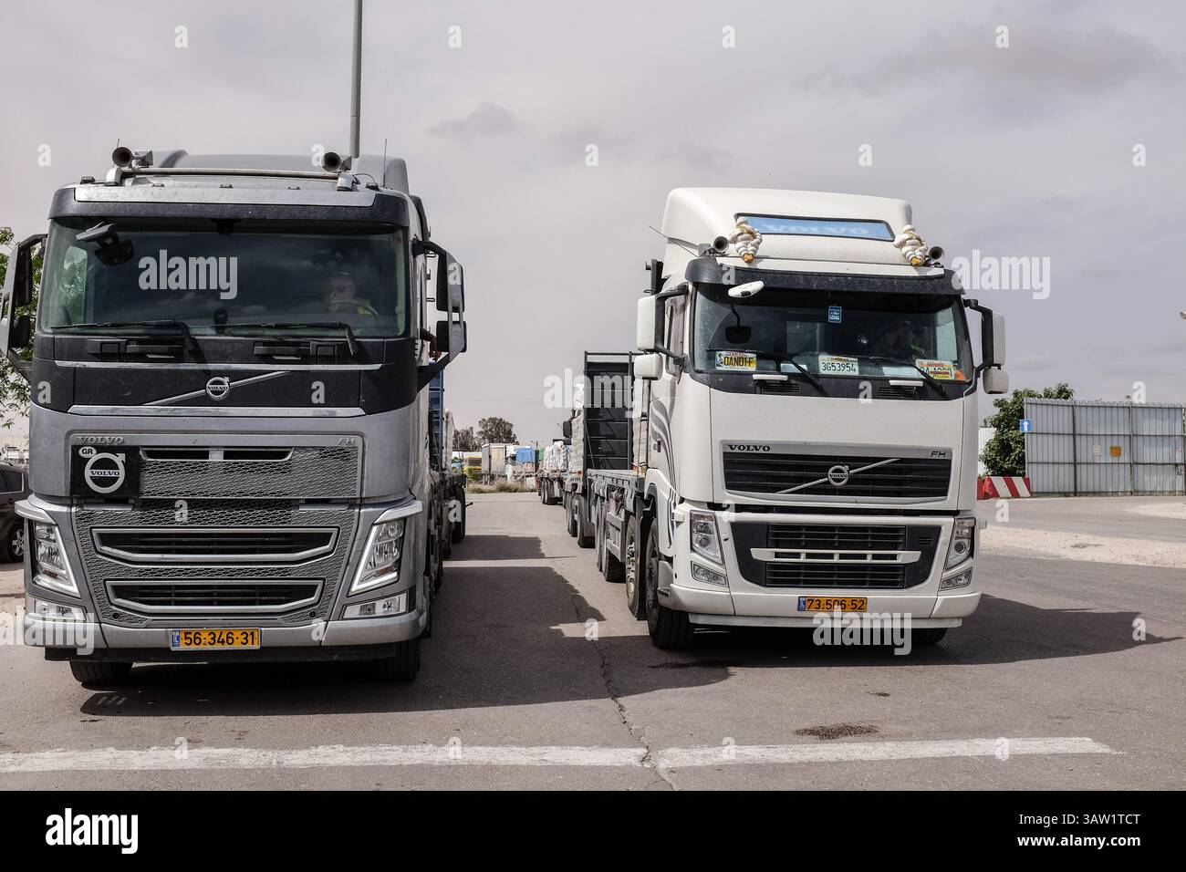 18 mai 2016 - Israël - des camions israéliens livrent des marchandises au poste frontière de Kerem Shalom, déchargeant leur cargaison dans une zone de dépôt pour les camions palestiniens à charger et livrer à Gaza. Quelque 850 camions sont entretenus quotidiennement sur la base strictement des règles commerciales de l'offre et de la demande, sans quota prévu ni limite logistique, à l'exception des marchandises faisant l'objet de restrictions. (Crédit image : © Nir Alon via ZUMA Wire) Banque D'Images
