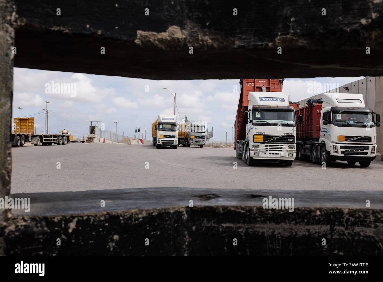 Le 18 mai 2016 - Israël - des positions de sécurité fortifiées servent le personnel de sécurité israélien alors que des camions israéliens livrent des marchandises au poste frontière de Kerem Shalom, déchargeant leur cargaison dans une zone de dépôt pour les camions palestiniens à charger et livrer à Gaza. Quelque 850 camions sont entretenus quotidiennement sur la base strictement des règles commerciales de l'offre et de la demande, sans quota prévu ni limite logistique, à l'exception des marchandises faisant l'objet de restrictions. (Crédit image : © Nir Alon via ZUMA Wire) Banque D'Images