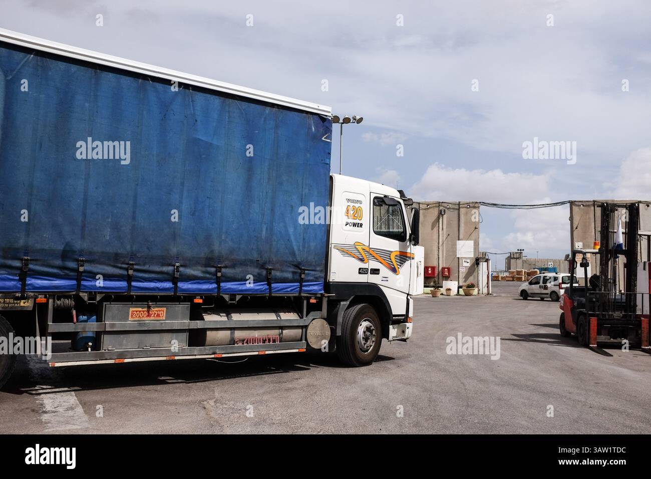 18 mai 2016 - Israël - des camions israéliens livrent des marchandises au poste frontière de Kerem Shalom, déchargeant leur cargaison dans une zone de dépôt pour les camions palestiniens à charger et livrer à Gaza. Quelque 850 camions sont entretenus quotidiennement sur la base strictement des règles commerciales de l'offre et de la demande, sans quota prévu ni limite logistique, à l'exception des marchandises faisant l'objet de restrictions. (Crédit image : © Nir Alon via ZUMA Wire) Banque D'Images