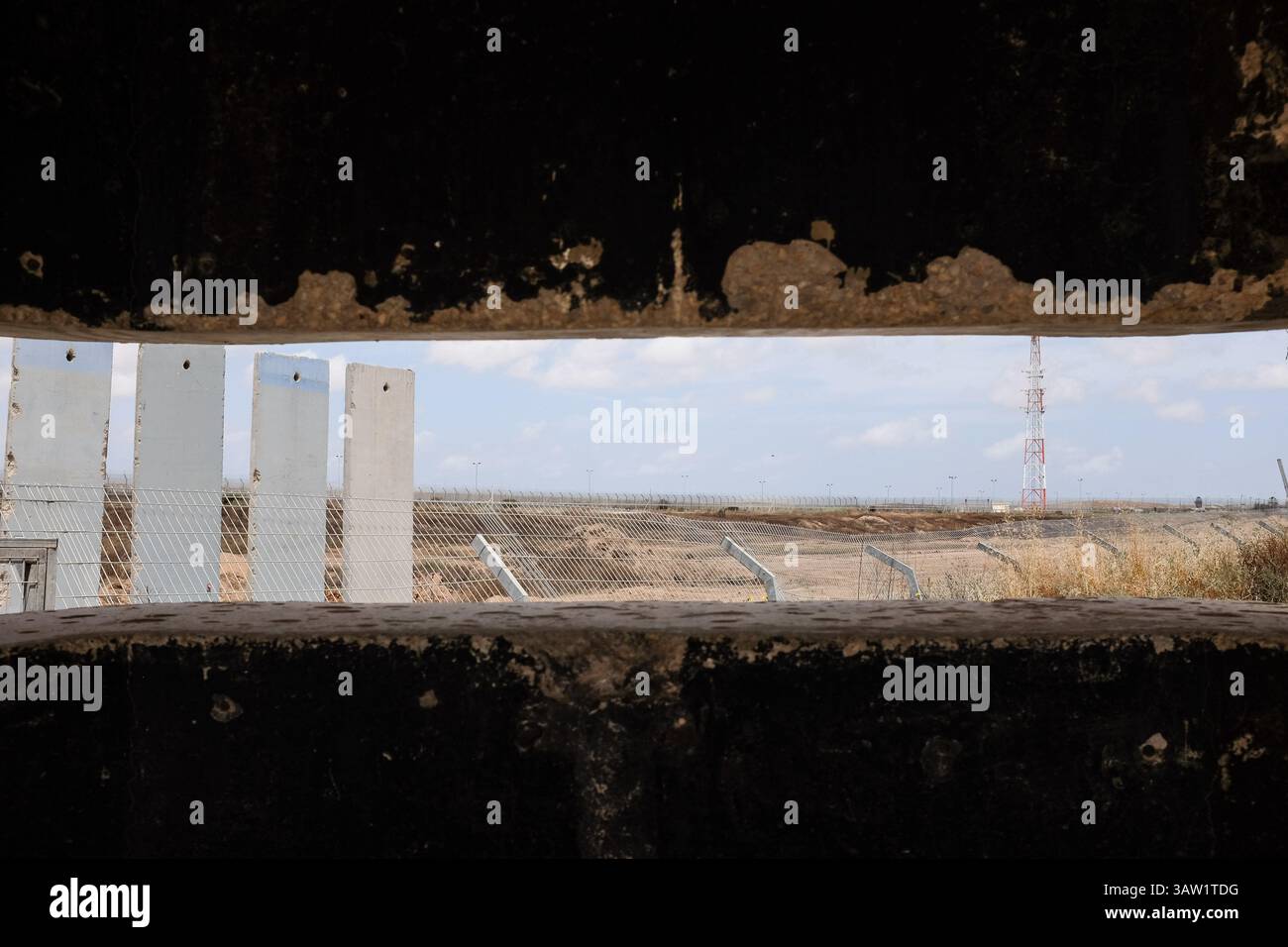 Le 18 mai 2016 - Israël - des positions de sécurité fortifiées servent le personnel de sécurité israélien alors que des camions israéliens livrent des marchandises au poste frontière de Kerem Shalom, déchargeant leur cargaison dans une zone de dépôt pour les camions palestiniens à charger et livrer à Gaza. Quelque 850 camions sont entretenus quotidiennement sur la base strictement des règles commerciales de l'offre et de la demande, sans quota prévu ni limite logistique, à l'exception des marchandises faisant l'objet de restrictions. (Crédit image : © Nir Alon via ZUMA Wire) Banque D'Images