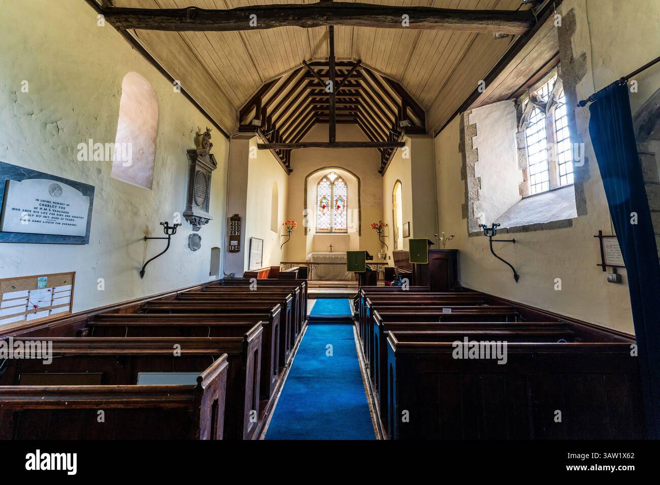 Église saxonne de St Pancras, Norman et ajouts ultérieurs à Shepherdswell avec Coldred. Intérieur, vue le long de la nef jusqu'au choeur avec toit en chevrons en treillis. Banque D'Images