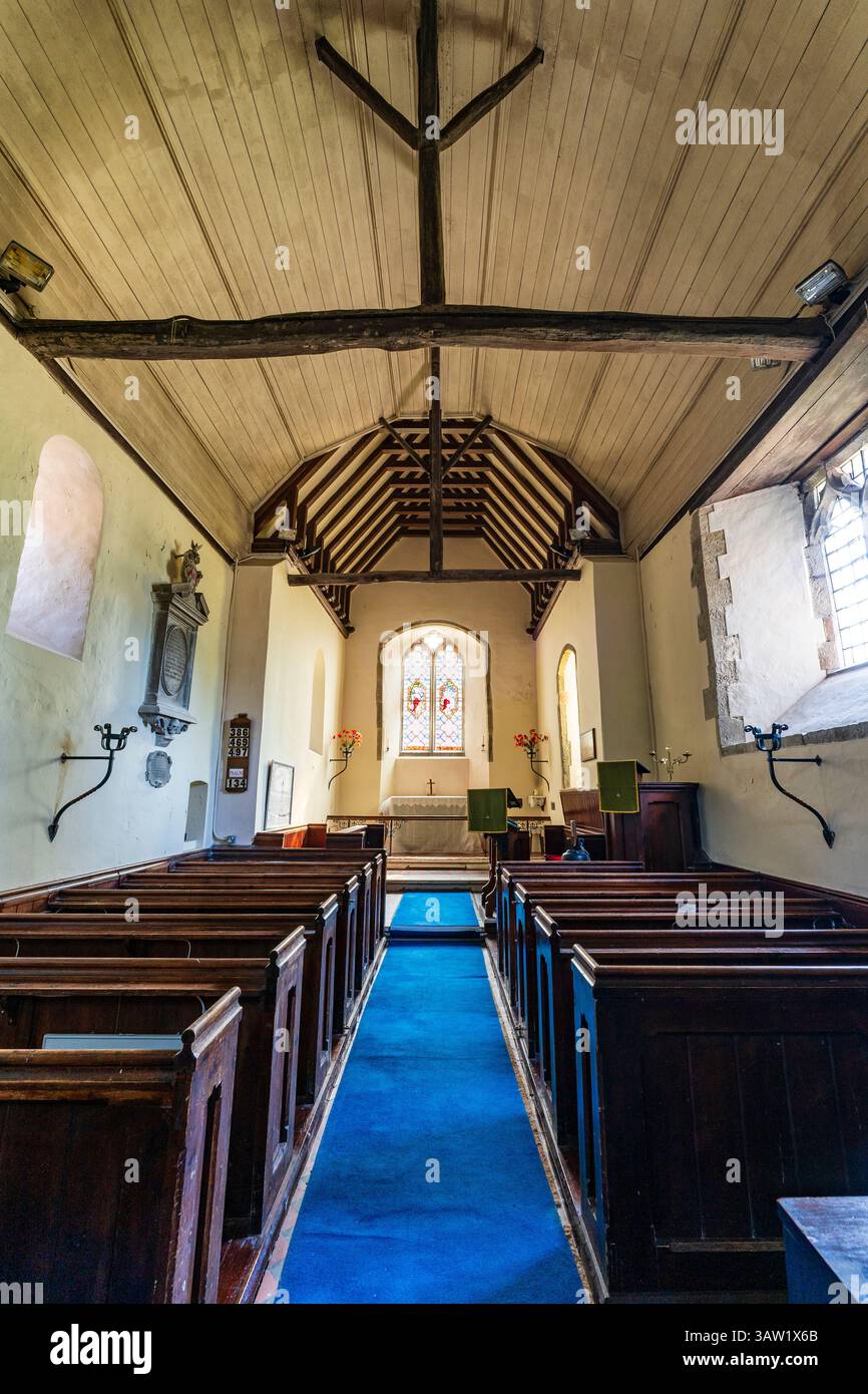 Église saxonne de St Pancras, Norman et ajouts ultérieurs à Shepherdswell avec Coldred. Intérieur, vue le long de la nef jusqu'au choeur avec toit en chevrons en treillis. Banque D'Images
