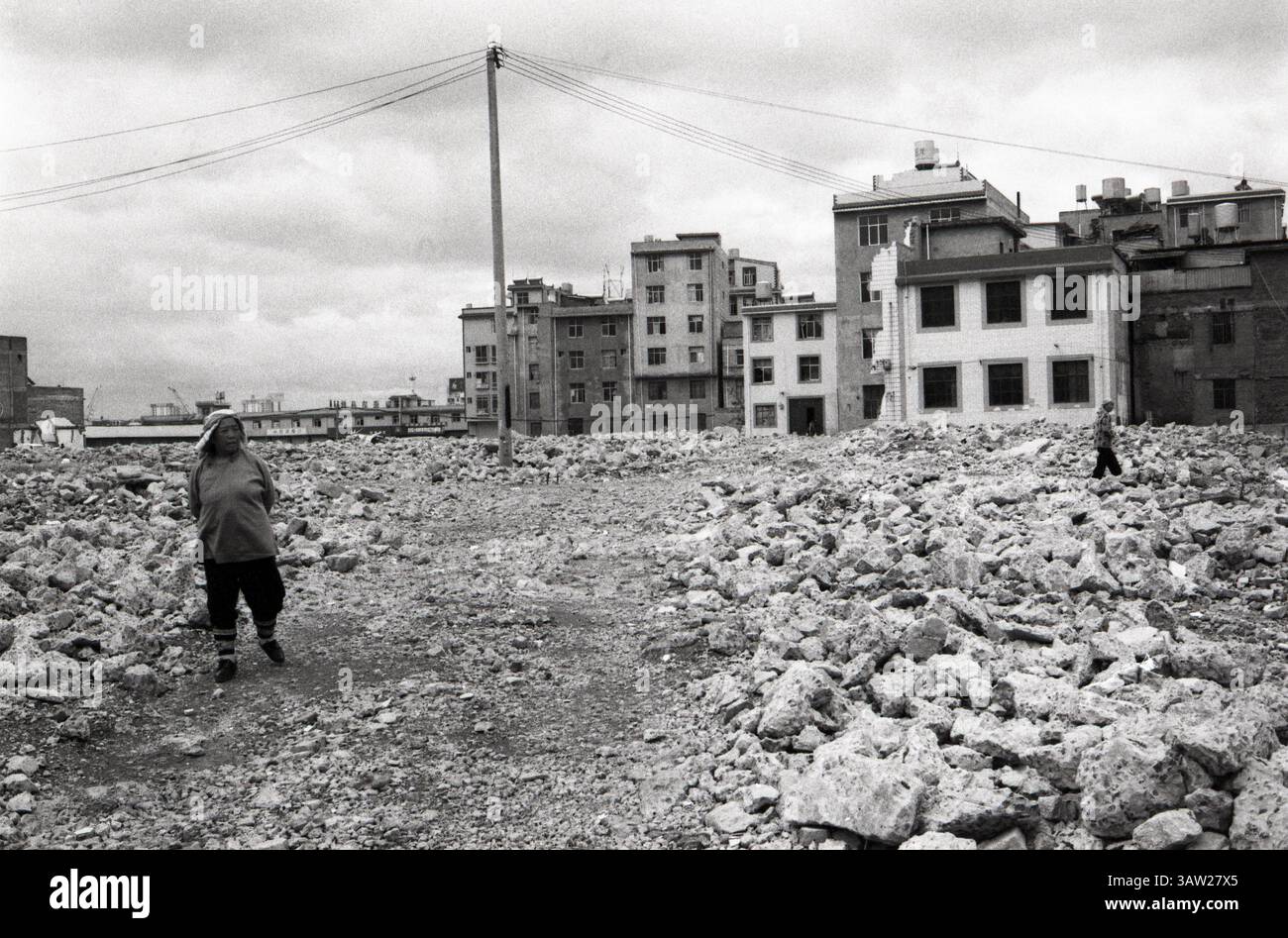 Urban Decay révèle des contes oubliés dans un quartier désolé où la vie lutte parmi les débris et les bâtiments vides : démolition monochrome et réaménagement urbain à Kunming, années 2010, Kunming, Yunnan, Chine Banque D'Images