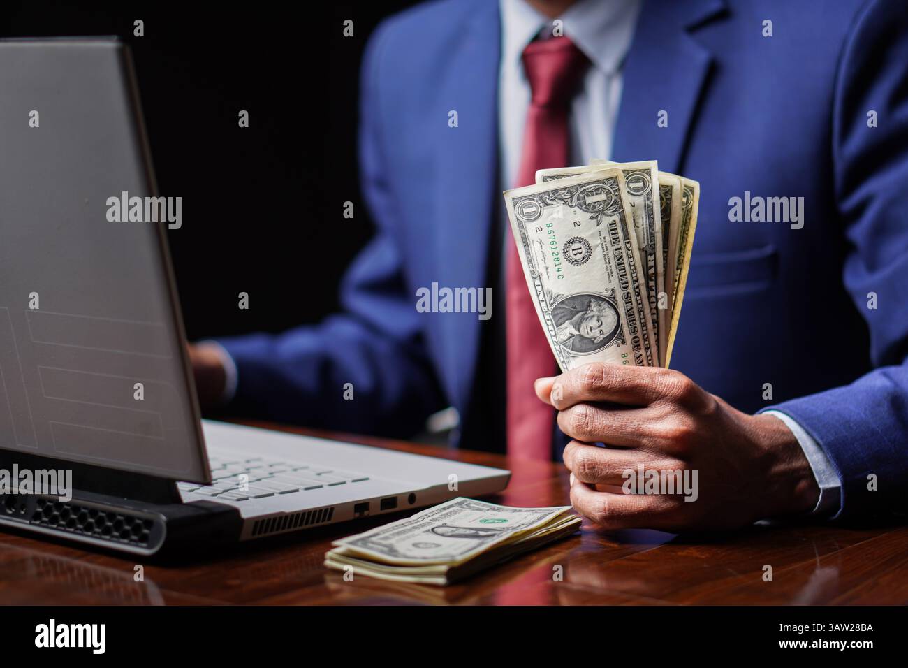 jeune homme d'affaires tenant des billets de dollar en main, concept de prêt de financement adulte aux pauvres Banque D'Images