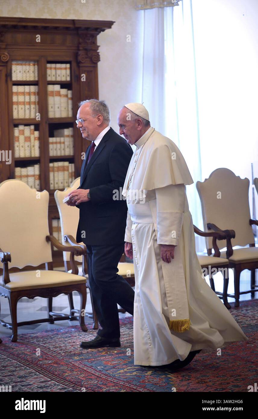 7 mai 2016 - État de la Cité du Vatican (Saint-Siège) - LE PAPE FRANÇOIS rencontre le président fédéral suisse JOHANN SCHNEIDER-AMMANN lors d'une audience privée au Vatican. (Crédit image : © Evandro Inetti via ZUMA Wire) Banque D'Images