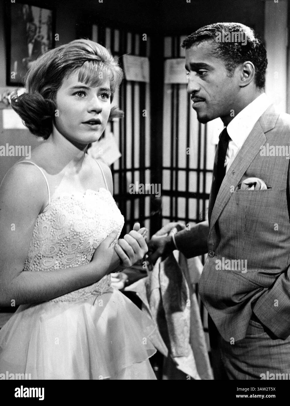 29 mars 2016 - dossier - PATTY DUKE, (14 décembre 1946 - 29 mars 2016) est une actrice américaine de scène, de cinéma et de télévision. Duke est mort à 69 ans d'une septicémie d'un intestin rompu. Duke remporte un Academy Award en 1963 pour son interprétation d'Helen Keller dans The Miracle Worker, un rôle qu'elle a également joué à Broadway. Elle est également connue pour ses rôles dans 'Valley of the Dolls', 'My Sweet Charlie' et 'me, Natalie', ainsi que pour 'The Patty Duke Show', qui a été diffusé de 1963 à 1966. Sur la photo : Patty Duke et Sammy Davis Jr..1965. (Crédit image : © Globe photos/ZUMAPRESS.com) Banque D'Images