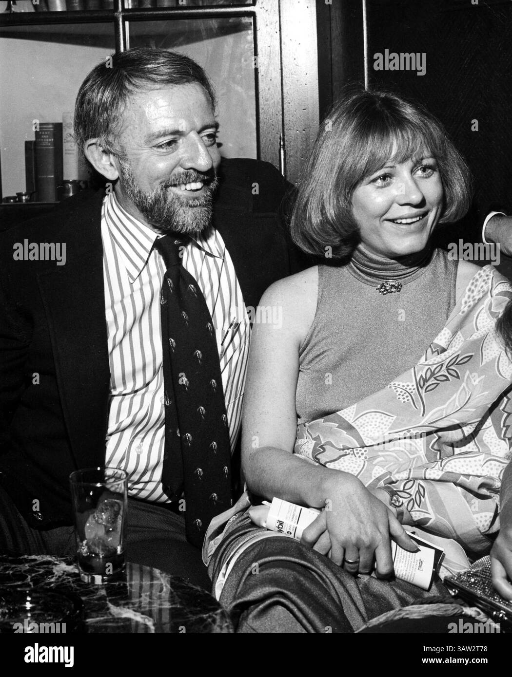 29 mars 2016 - dossier - PATTY DUKE, (14 décembre 1946 - 29 mars 2016) est une actrice américaine de scène, de cinéma et de télévision. Duke est mort à 69 ans d'une septicémie d'un intestin rompu. Duke remporte un Academy Award en 1963 pour son interprétation d'Helen Keller dans The Miracle Worker, un rôle qu'elle a également joué à Broadway. Elle est également connue pour ses rôles dans 'Valley of the Dolls', 'My Sweet Charlie' et 'me, Natalie', ainsi que pour 'The Patty Duke Show', qui a été diffusé de 1963 à 1966. Sur la photo : Patty Duke et son mari John Astin assistent à l'ouverture de ''Sly Fox''. 6/1978. /(crédit image : © Globe photo Banque D'Images