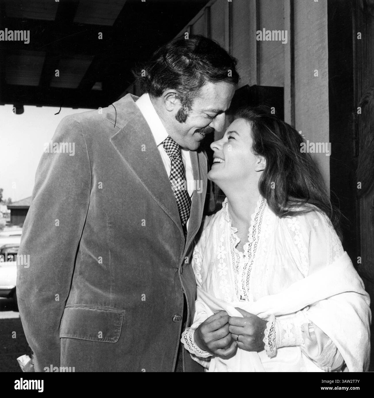 29 mars 2016 - dossier - PATTY DUKE, (14 décembre 1946 - 29 mars 2016) est une actrice américaine de scène, de cinéma et de télévision. Duke est mort à 69 ans d'une septicémie d'un intestin rompu. Duke remporte un Academy Award en 1963 pour son interprétation d'Helen Keller dans The Miracle Worker, un rôle qu'elle a également joué à Broadway. Elle est également connue pour ses rôles dans 'Valley of the Dolls', 'My Sweet Charlie' et 'me, Natalie', ainsi que pour 'The Patty Duke Show', qui a été diffusé de 1963 à 1966. Sur la photo : Patty Duke et son mari John Astin mariage. 8/1972. (Crédit image : © Globe photos/ZUMAPRESS.com) Banque D'Images