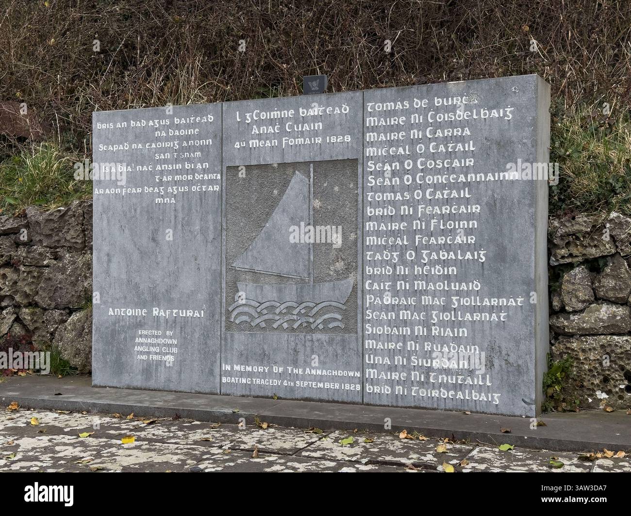 Pierre commémorative pour 19 personnes décédées dans une tragédie nautique à Annaghdown Pier, Lough Corrib Galway en 1828 commémoré dans le poème ANAC Cuan - Image de stock capturée avec un smartphone