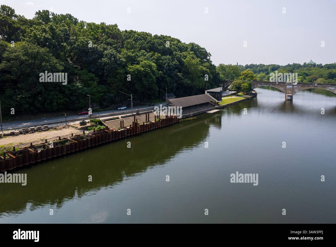 La rivière Schuykill avec un pont et une structure en bois en arrière-plan. L'eau est calme et les arbres sont luxuriants Banque D'Images La rivière Schuykill avec un pont et une structure en bois en arrière-plan. L'eau est calme et les arbres sont luxuriants Banque D'Images
