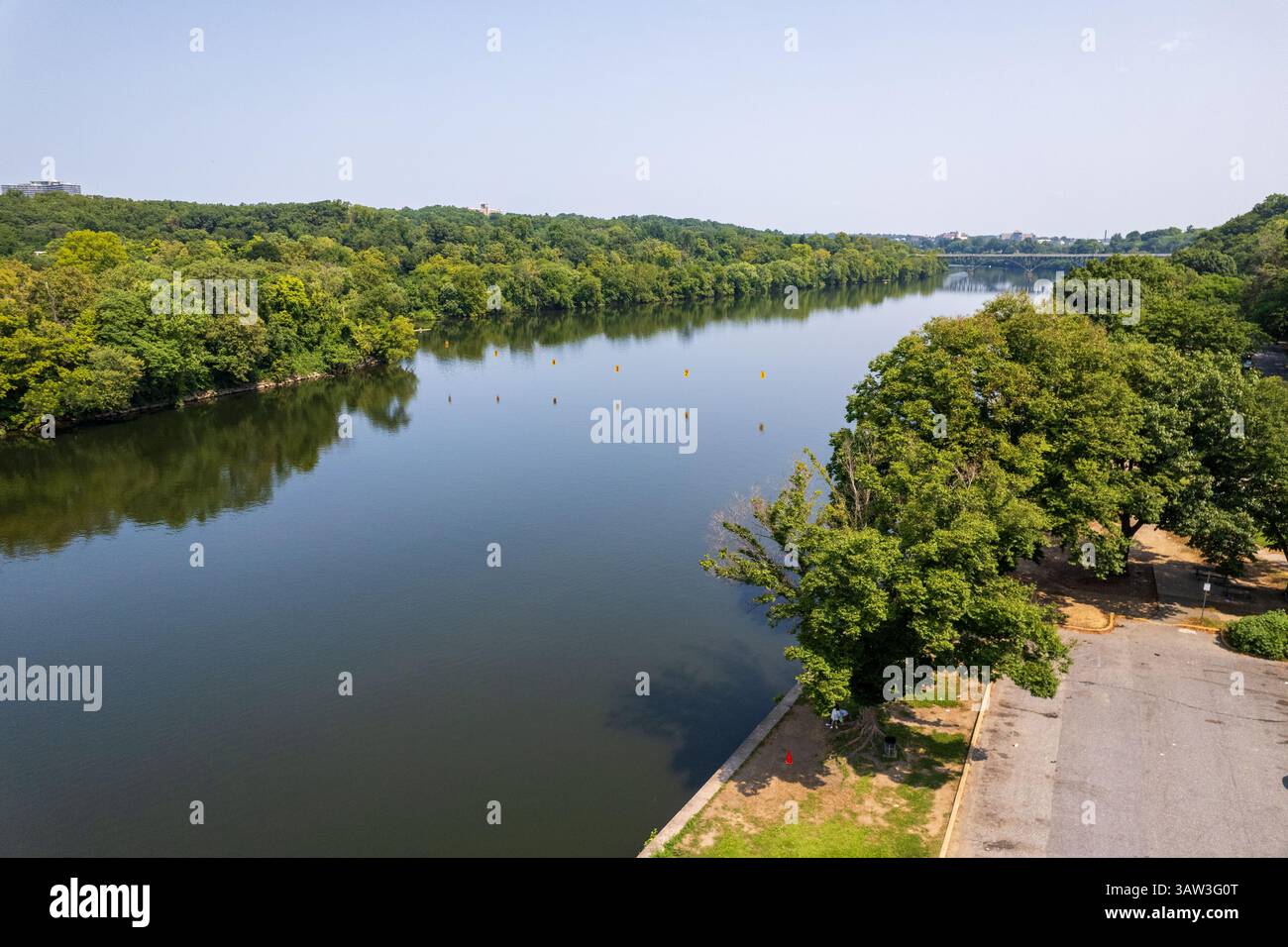 La rivière Schuykill avec une forêt verdoyante sur la rive droite. L'eau est calme et claire. Les arbres sur la rive droite sont grands et verts Banque D'Images La rivière Schuykill avec une forêt verdoyante sur la rive droite. L'eau est calme et claire. Les arbres sur la rive droite sont grands et verts Banque D'Images