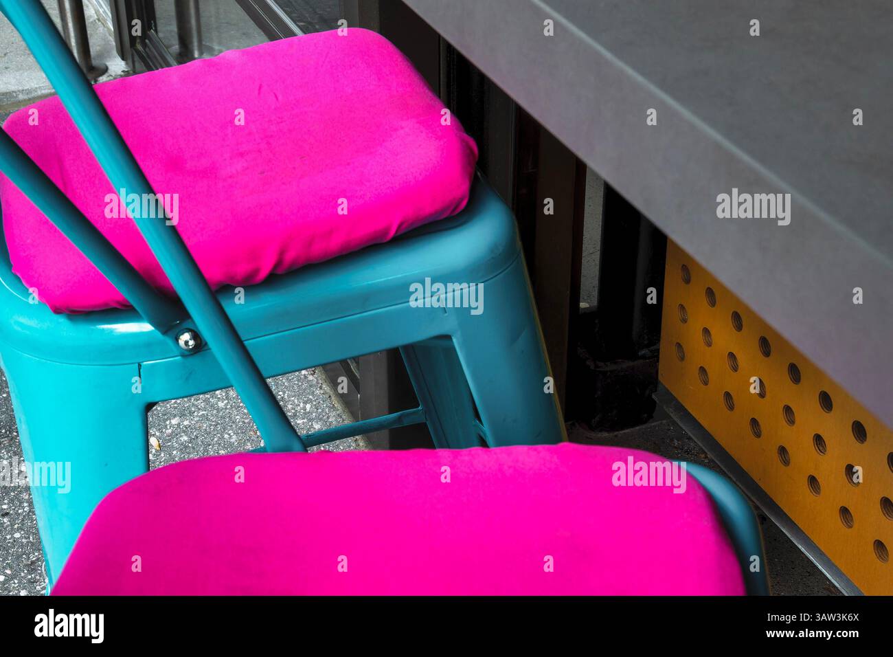 Tabourets de bar colorés au comptoir Banque D'Images