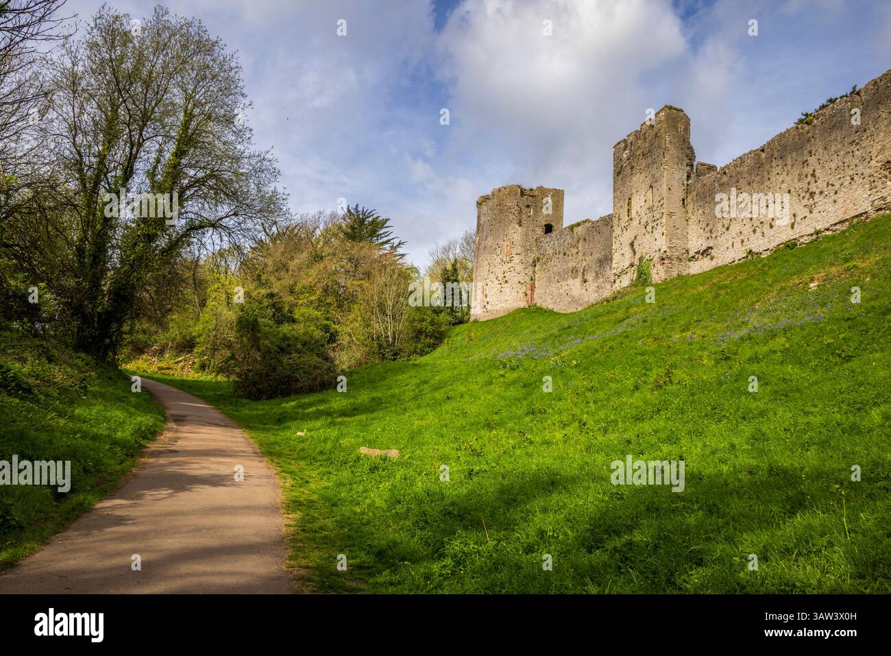 Le chemin à travers “The Dell” sous les murs du château de Chepstow, Monmouthshire, pays de Galles du Sud Banque D'Images