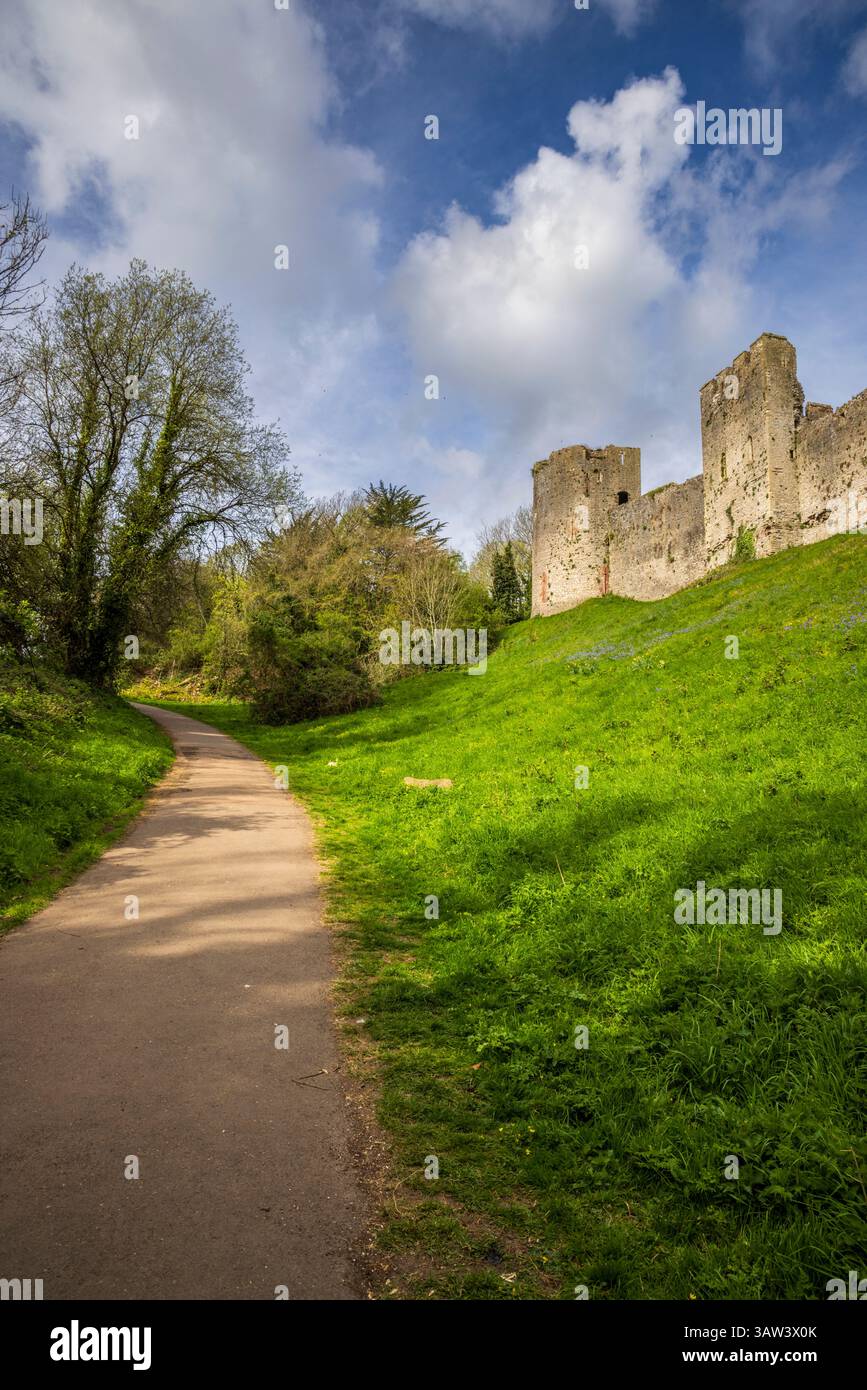 Le chemin à travers “The Dell” sous les murs du château de Chepstow, Monmouthshire, pays de Galles du Sud Banque D'Images