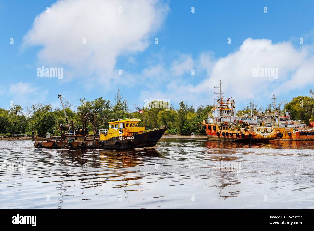 Bateau de pêche sur le sungai (rivière), Miri, Malaisie Banque D'Images
