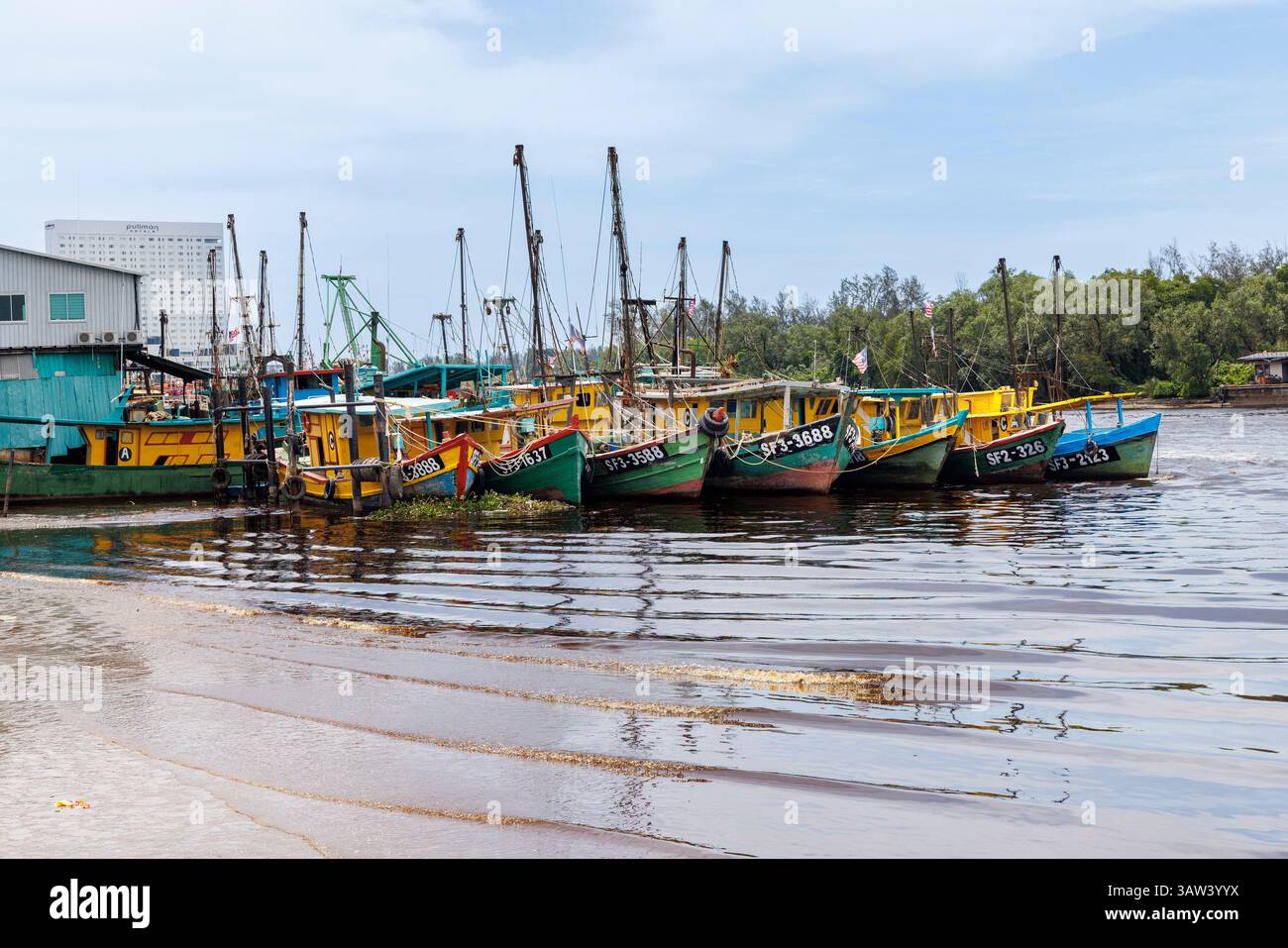Bateaux de pêche amarrés sur le Sungai (rivière), Miri, Malaisie Banque D'Images