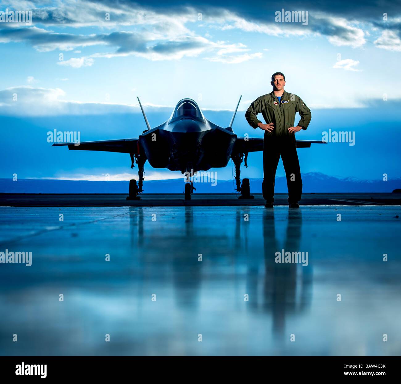 19 février 2016 - Boise, Idaho, États-Unis d'Amérique - Un commandant de l'US Air Force Ethan Sabin, pilote du 31e Escadron d'essai et d'évaluation, se tient devant un avion de chasse furtif F-35A à la base aérienne Mountain Home le 19 février 2016 près de Boise, Idaho. (Crédit image : © J.M. Eddins Jr/Planet Pix via ZUMA Wire) Banque D'Images