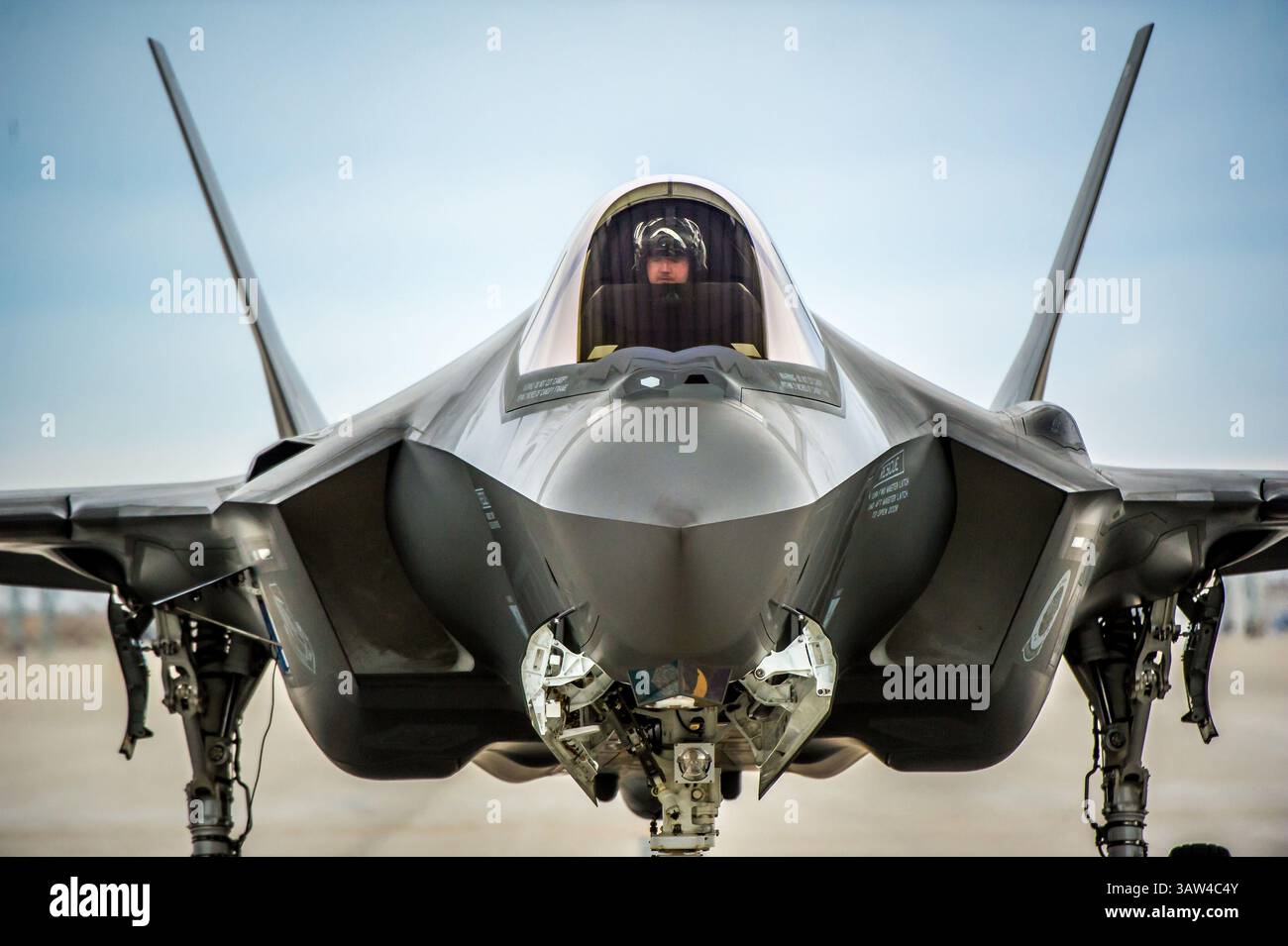 17 février 2016 - Boise, Idaho, États-Unis d'Amérique - Maj. Garret Dover, pilote d'essai de l'US Air Force, se prépare à rouler jusqu'à la piste à bord d'un avion de chasse furtif F-35A Lightning II avec le 31st test and Evaluation Squadron à Mountain Home Air Force base le 19 février 2016 près de Boise, Idaho. (Crédit image : © J.M. Eddins Jr/Planet Pix via ZUMA Wire) Banque D'Images