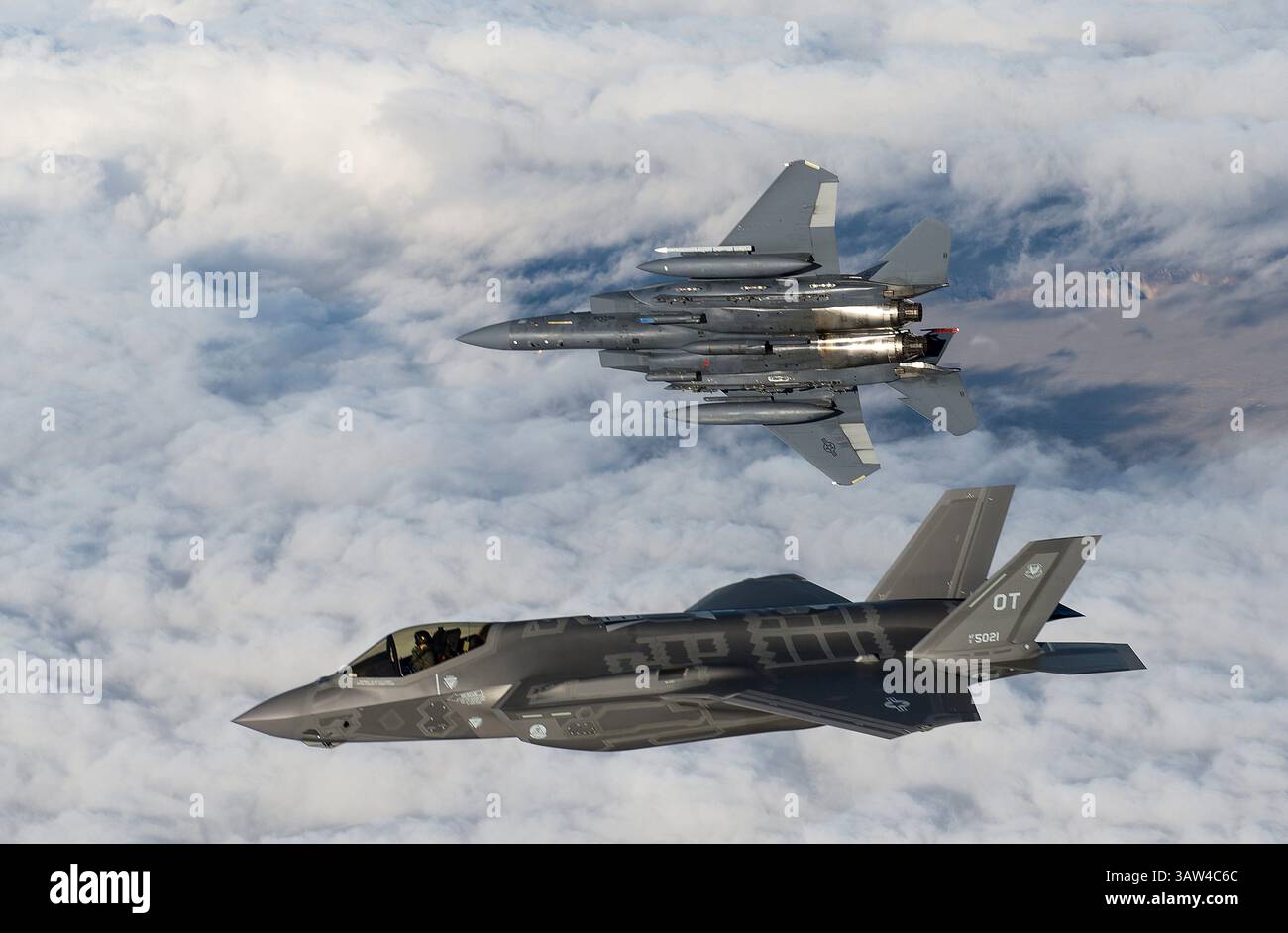 22 février 2016 - Boise, Idaho, États-Unis d'Amérique - Un chasseur F-35 Lightning II de l'US Air Force et un chasseur F-15E Strike Eagle survolent la chaîne près de la base aérienne Mountain Home le 22 février 2016 près de Boise, Idaho. (Crédit image : © Tsgt. Brian Ferguson/Planet Pix via ZUMA Wire) Banque D'Images