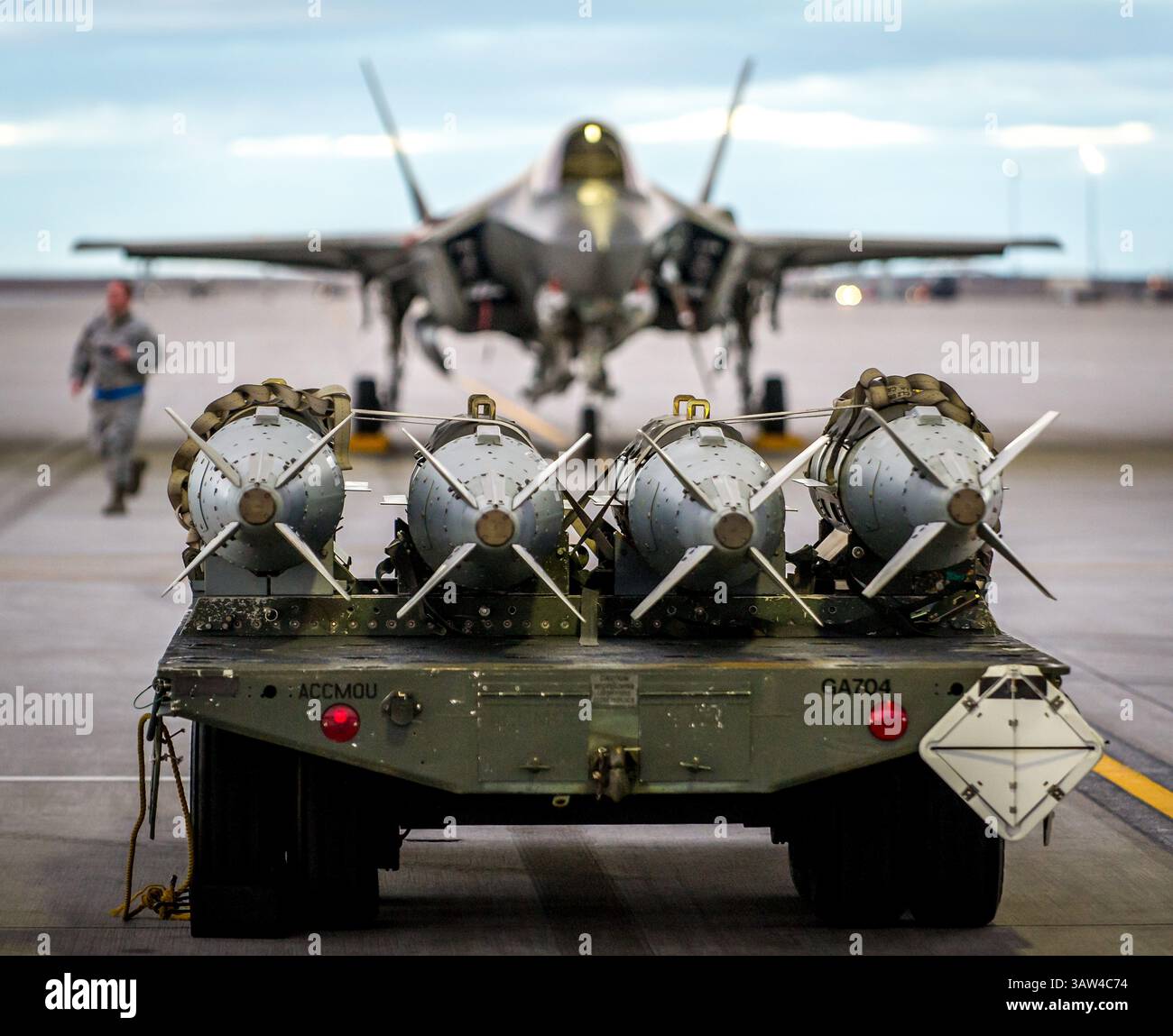 17 février 2016 - Boise, Idaho, États-Unis d'Amérique - des bombes GBU-31 inertes de l'US Air Force attendent d'être chargées sur des chasseurs furtifs F-35A Lightning II avec le 31st test and Evaluation Squadron à Mountain Home Air Force base le 17 février 2016 près de Boise, Idaho. (Crédit image : © J.M. Eddins Jr/Planet Pix via ZUMA Wire) Banque D'Images
