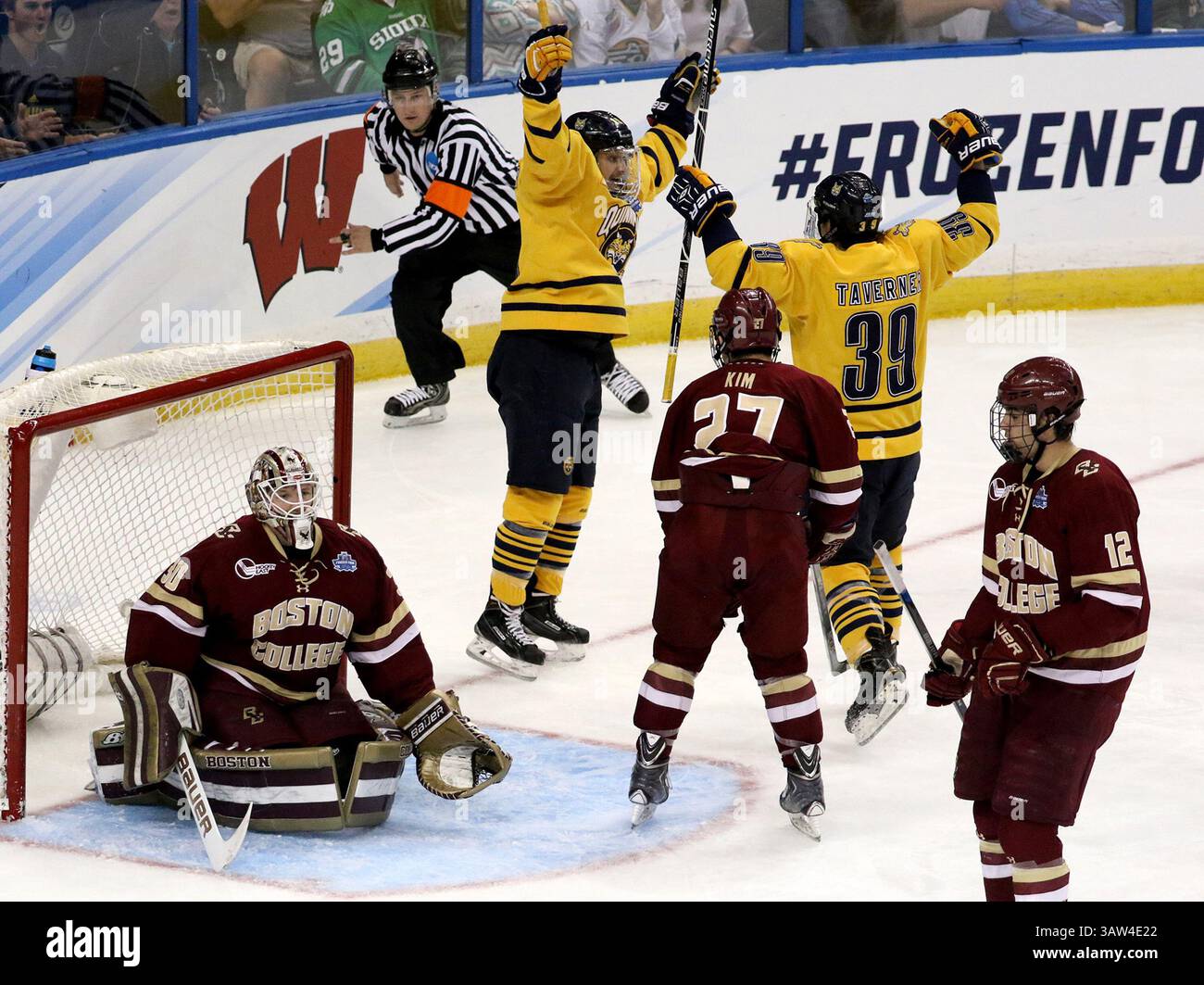 7 avril 2016 - Tampa, FL, États-Unis - le gardien de Boston College Thatcher Demko, à gauche, est stupéfait quelques instants après que l'attaquant de Quinnipiac Andrew Taverner (39) a marqué lors de la première période dans les quatre demi-finales gelées à l'Amalie Arena à Tampa, Floride, le jeudi 7 avril 2016. Quinnipiac a gagné, 3-2. (Crédit image : © Douglas R. Clifford/TNS via ZUMA Wire) Banque D'Images