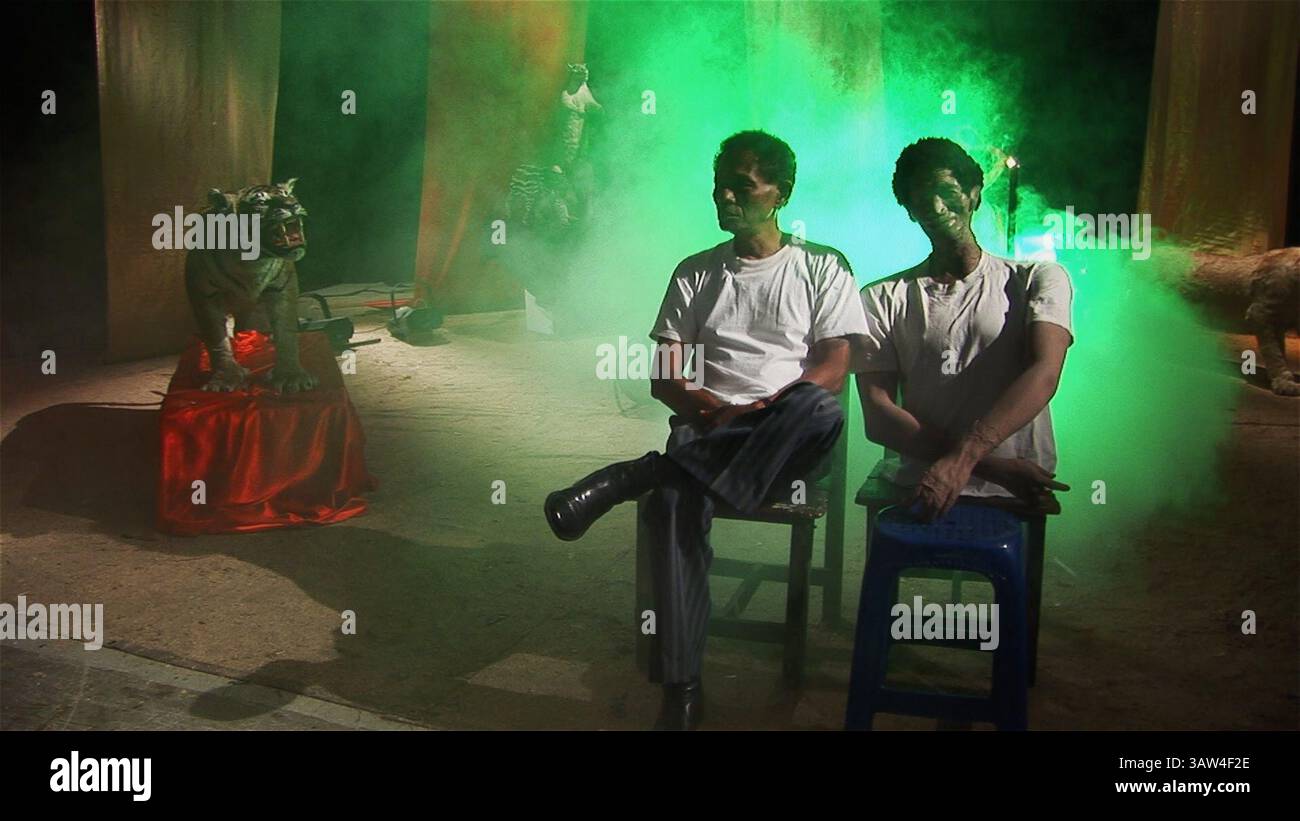 DATE DE SORTIE : 8 novembre 2012TITLE : The Act of Killing STUDIO : final Cut for Real RÉALISATEUR : Joshua Oppenheimer PLOT : un documentaire qui défie les anciens dirigeants indonésiens des escadrons de la mort de reconstituer leurs massacres dans les genres cinématographiques qu'ils souhaitent, y compris les scénarios de crime hollywoodiens classiques et les numéros musicaux somptueux PHOTOGRAPHIÉS : Anwar Congo, Herman Koto, Syamsul Arifin (image : © final Cut for Real/Entertainment Pictures/ZUMAPRESS.com) Banque D'Images