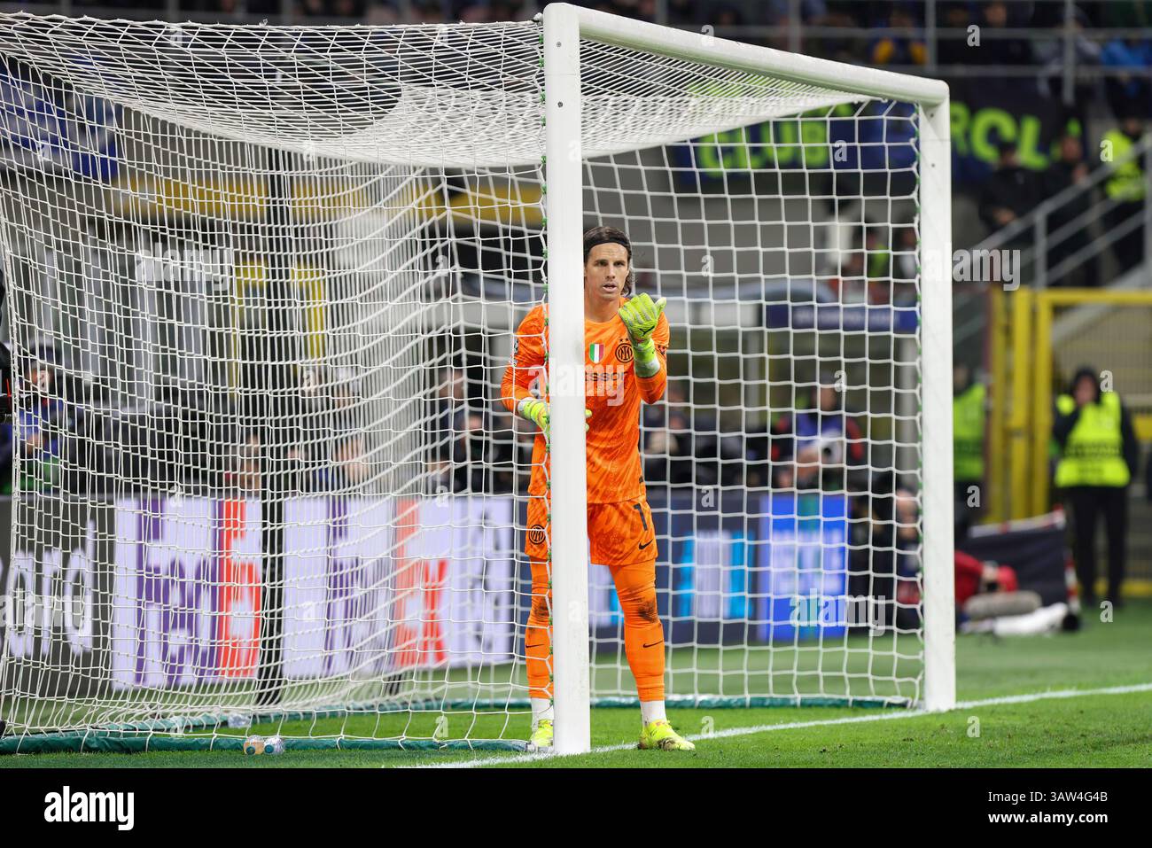 Milan, Italie. 18 avril 2025. Italie, Milan, 2025 04 16 : Yann Sommer (FC Inter) donne des conseils à ses coéquipiers en seconde période pendant le match de football FC Inter vs Bayern Munich, UCL 2024-2025, quart de finale 2e manche au stade San Siro Italie, Milan, 2025 04 16 : FC Inter vs Bayern munich, UEFA Champions League 2024/2025, quart de finale 2e manche, disputé au stade San Siro. (Photo de Fabrizio Andrea Bertani/Pacific Press) crédit : Pacific Press Media production Corp./Alamy Live News Banque D'Images