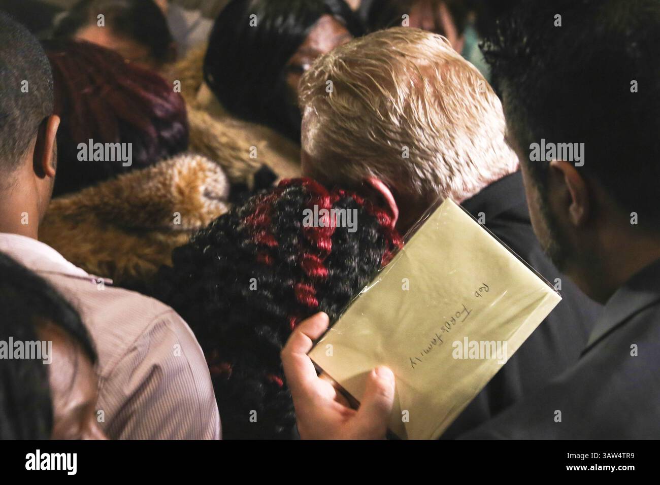 Le 30 mars 2016 - Toronto, Ontario, Canada - DOUG FORD, frère des partisans de Rob Ford Hugs, s'est réuni pour célébrer la vie de l'ancien maire de Toronto, après des funérailles publiques et une inhumation privée plus tôt dans la journée. Ford est décédé le 22 mars d'une forme rare de cancer. Il avait 46 ans. (Crédit image : © Christopher Drost/SHIFT digital via ZUMA Wire) Banque D'Images